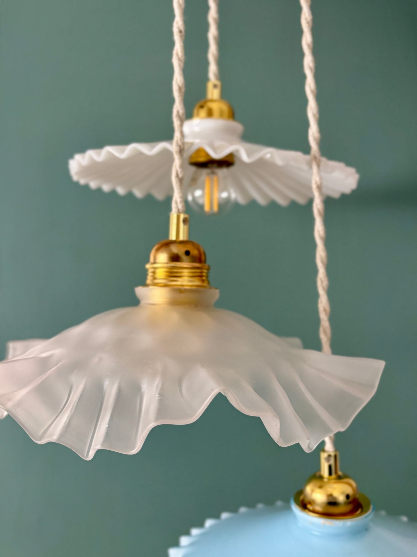 Suspension triple abat-jour vintage en verre et opaline