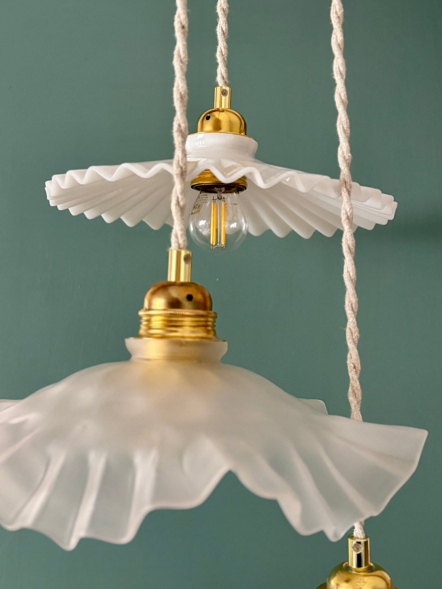 Suspension triple abat-jour vintage en verre et opaline