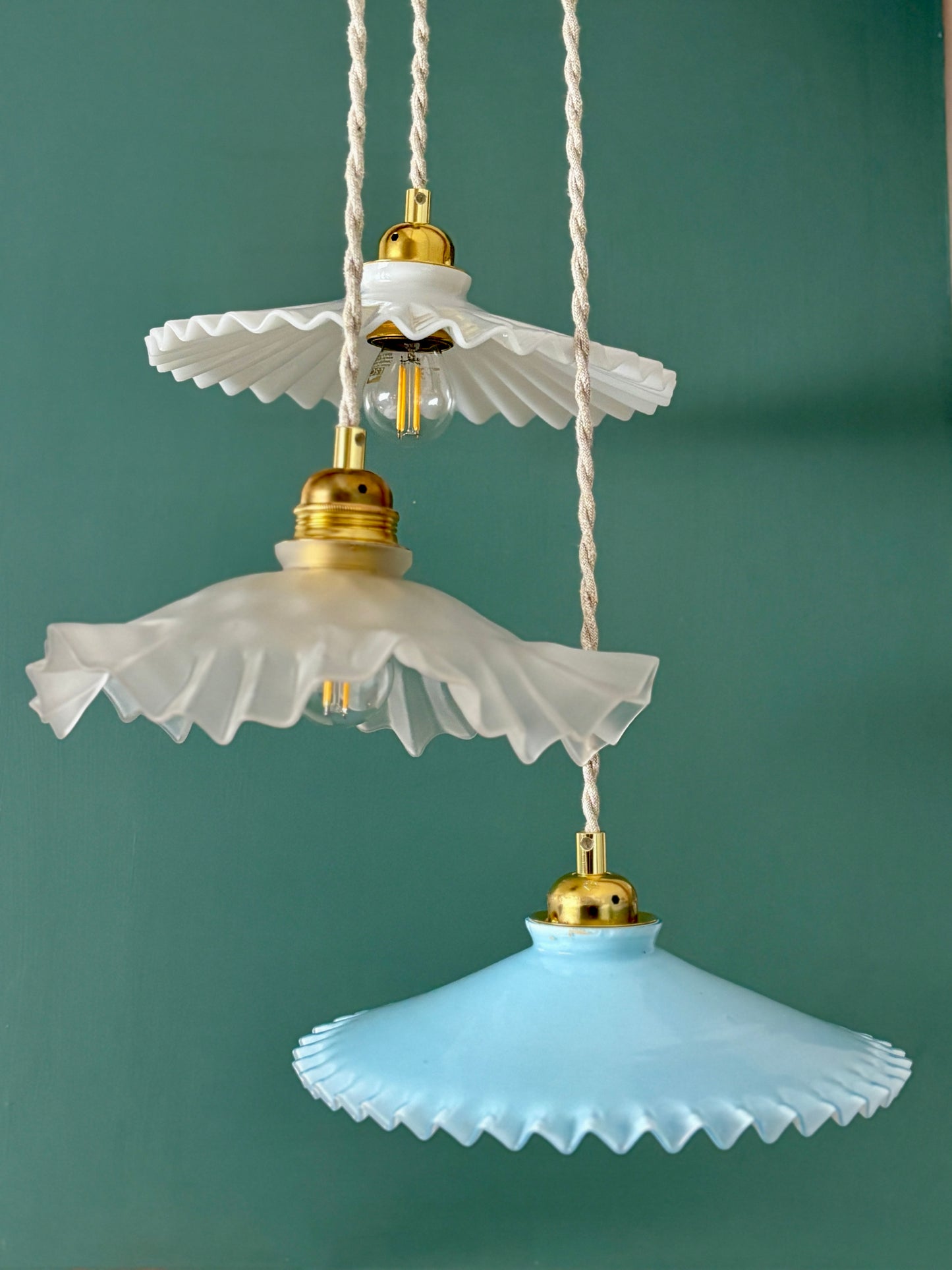 Suspension triple abat-jour vintage en verre et opaline