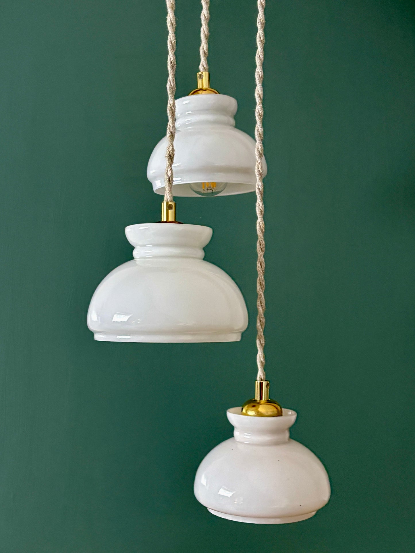 Suspension triple abat-jour vintage en opaline blanche