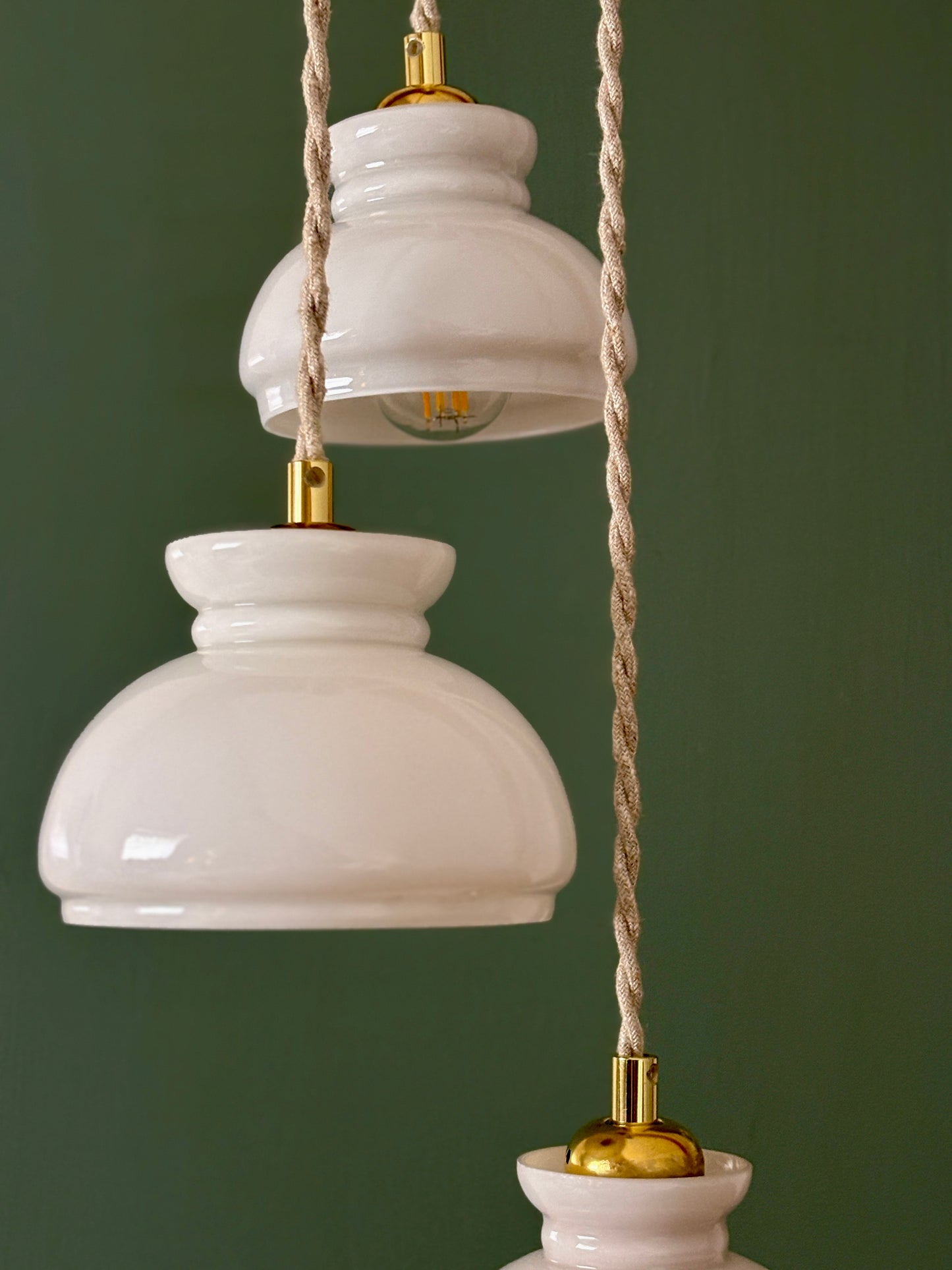 Suspension triple abat-jour vintage en opaline blanche