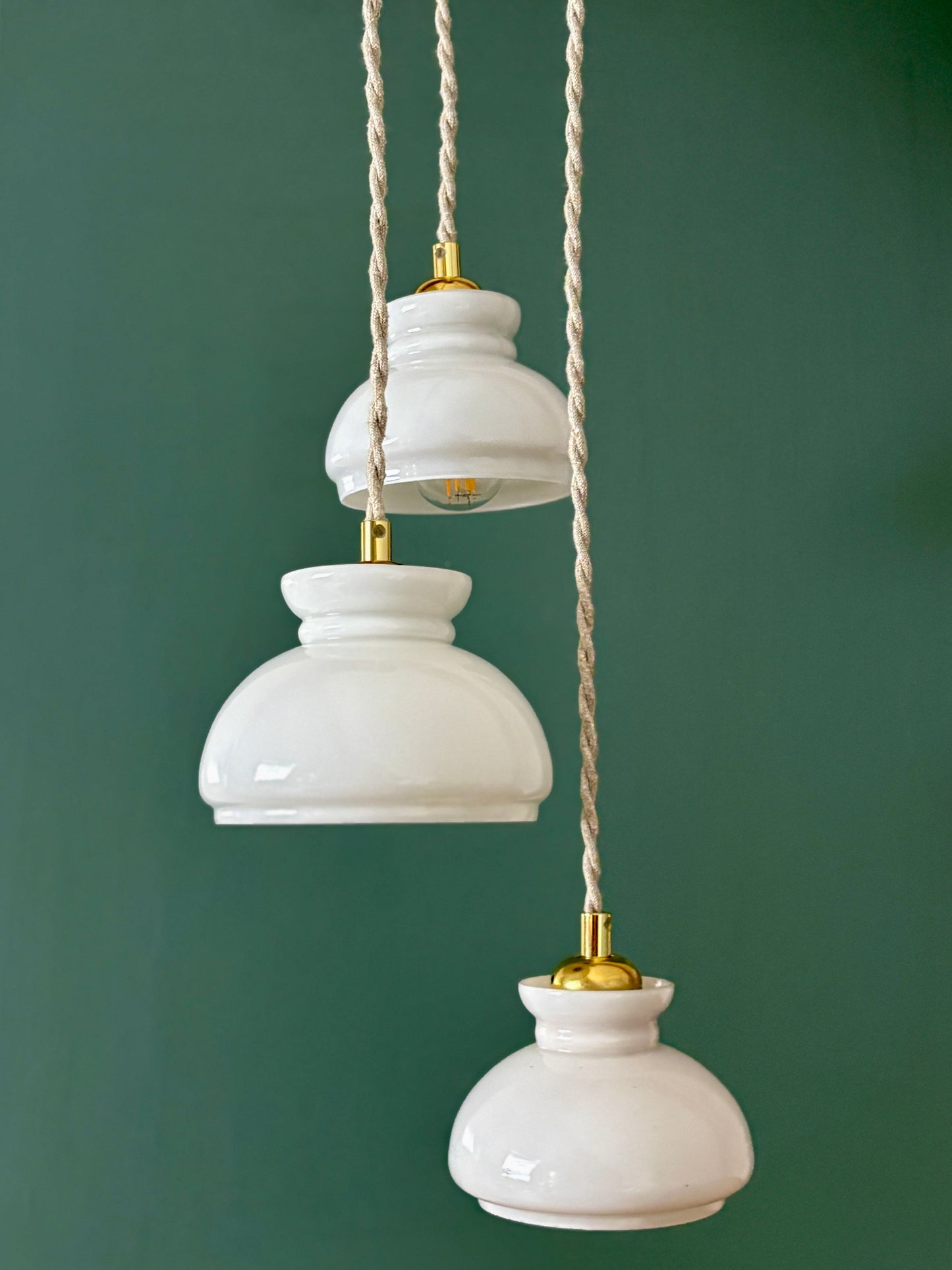 Suspension triple abat-jour vintage en opaline blanche