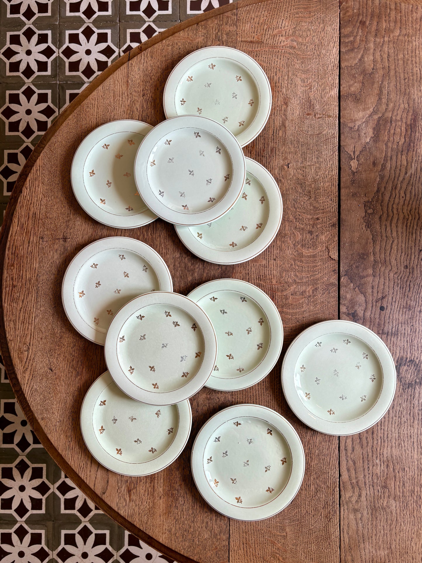 Lot de 10 assiettes vintage à dessert verts pâles et dorées - Salins