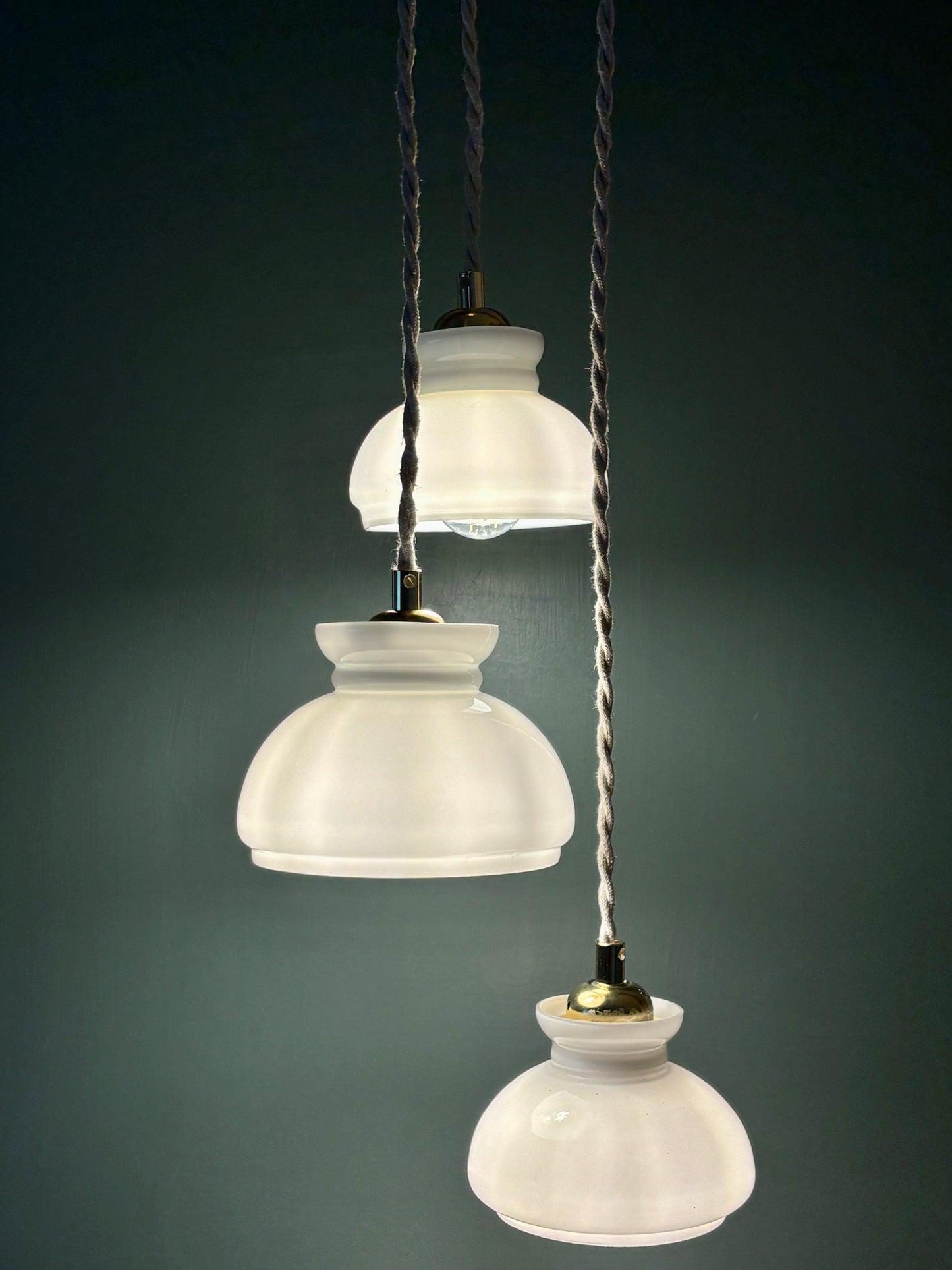 Suspension triple abat-jour vintage en opaline blanche
