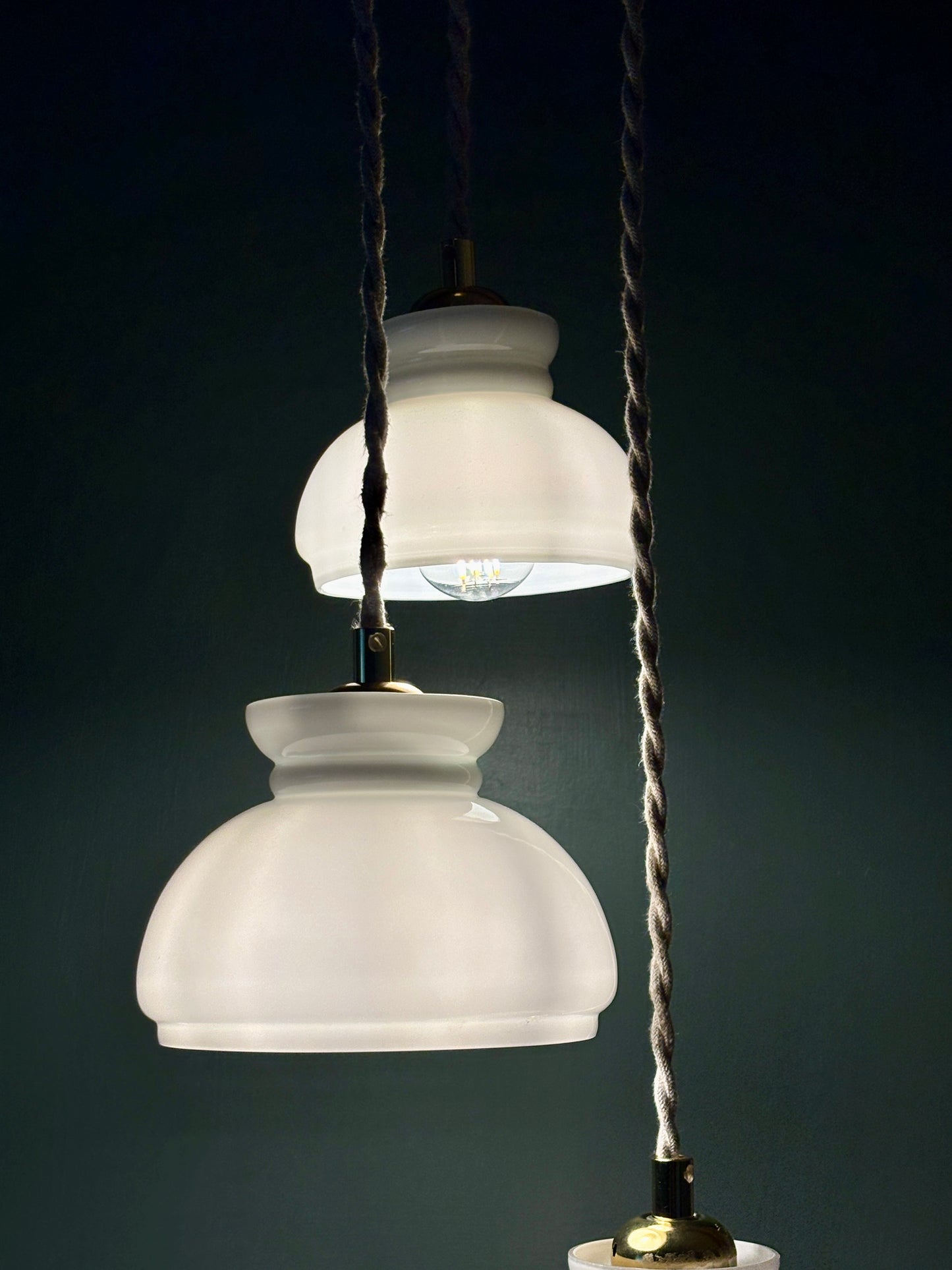 Suspension triple abat-jour vintage en opaline blanche