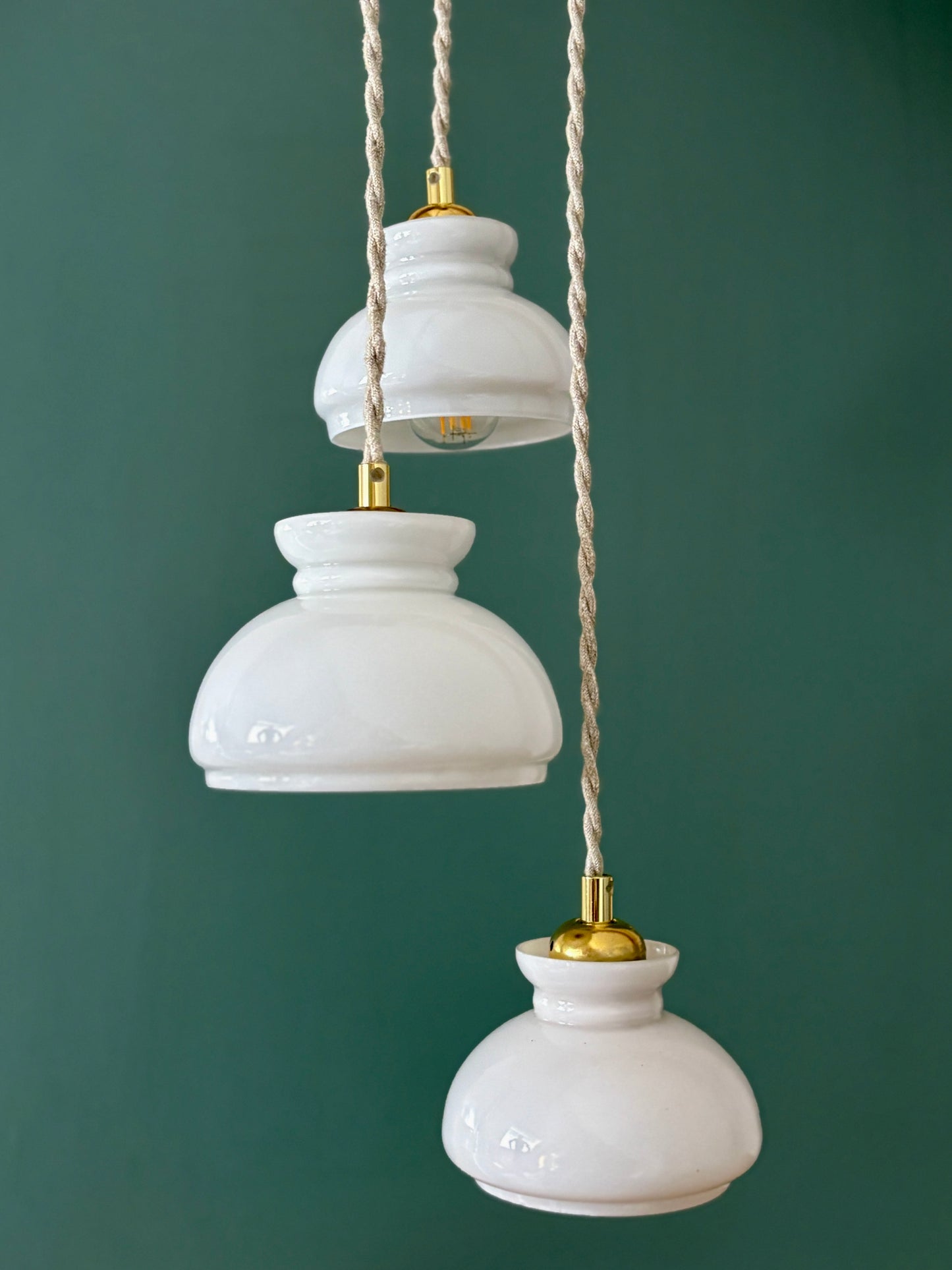 Suspension triple abat-jour vintage en opaline blanche