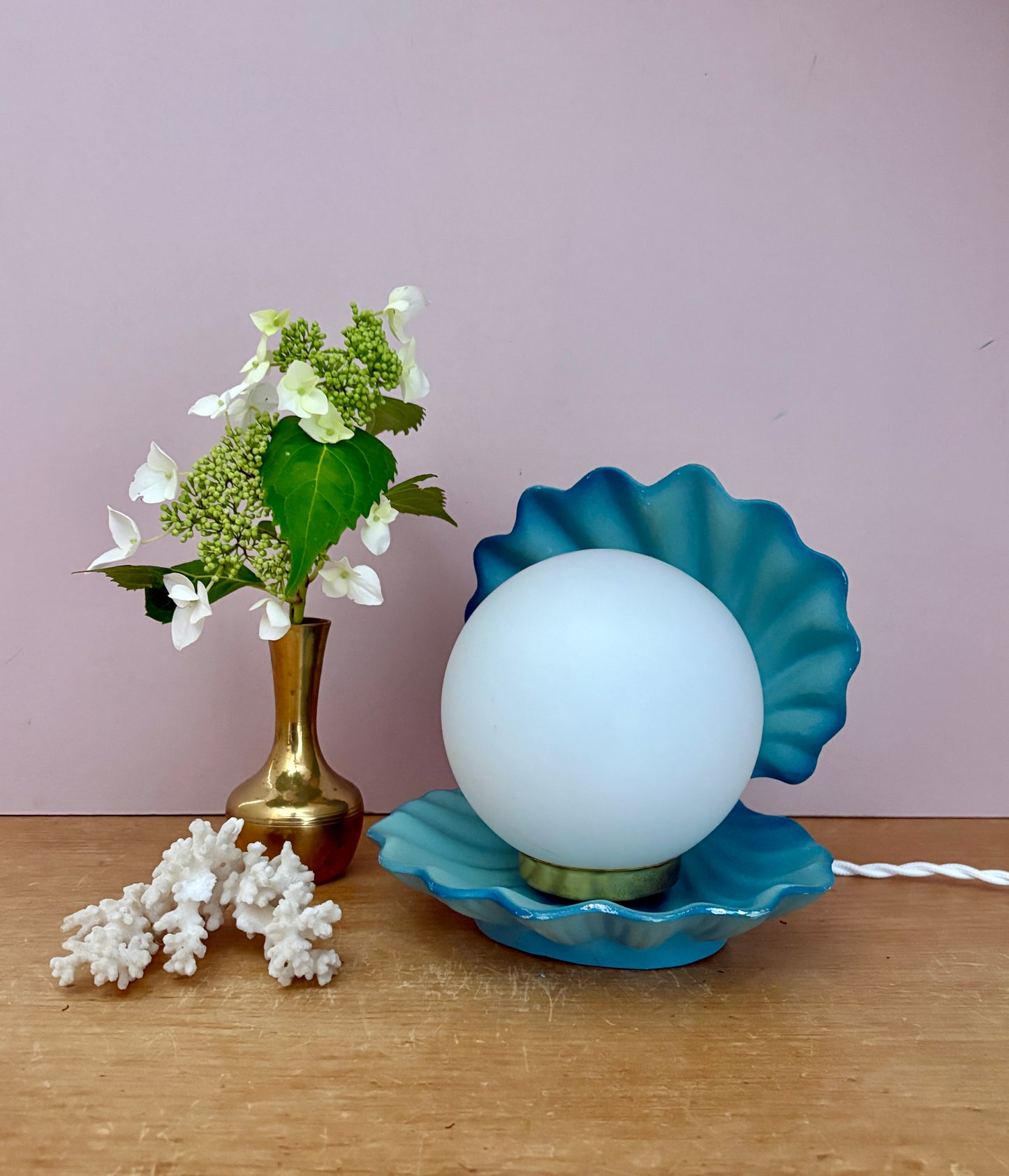 Lampe vintage en forme de coquillage en céramique bleue et opaline.