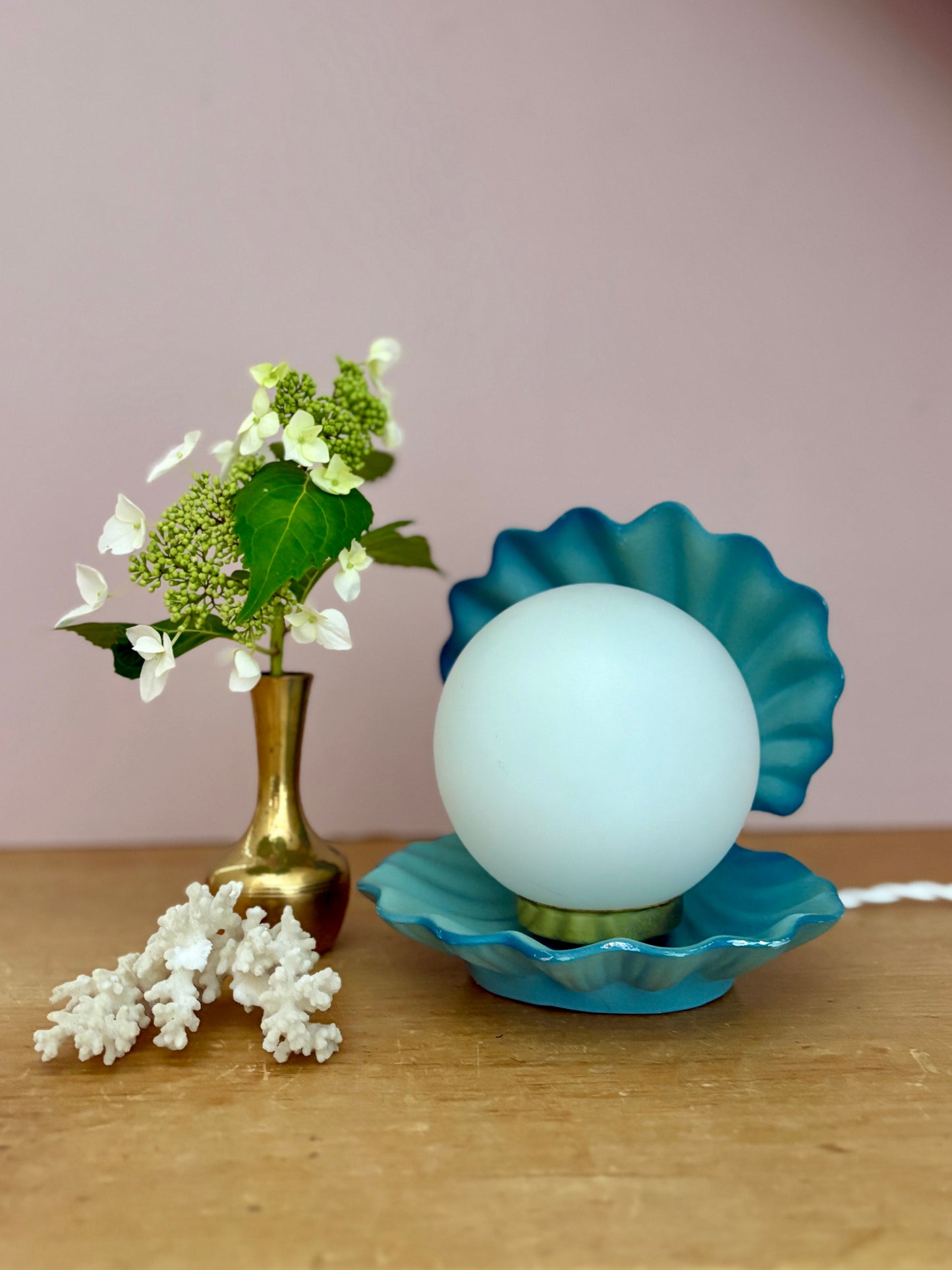 Lampe vintage en forme de coquillage en céramique bleue et opaline.