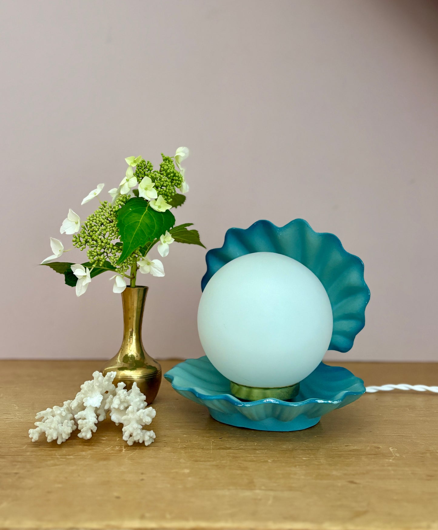 Lampe vintage en forme de coquillage en céramique bleue et opaline.