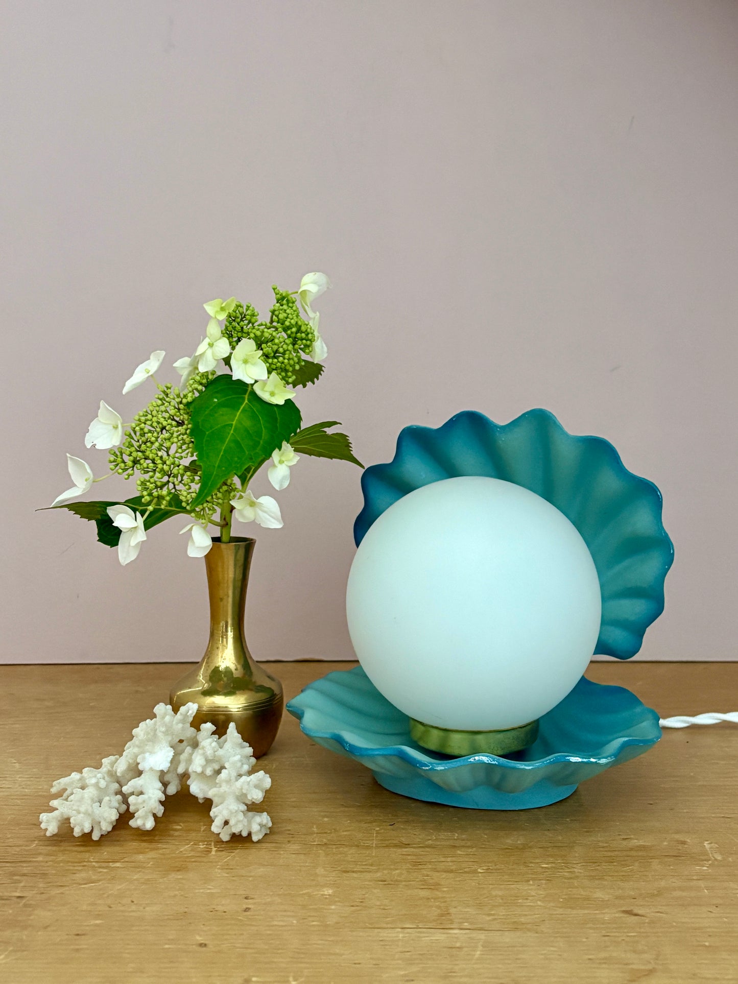 Lampe vintage en forme de coquillage en céramique bleue et opaline.
