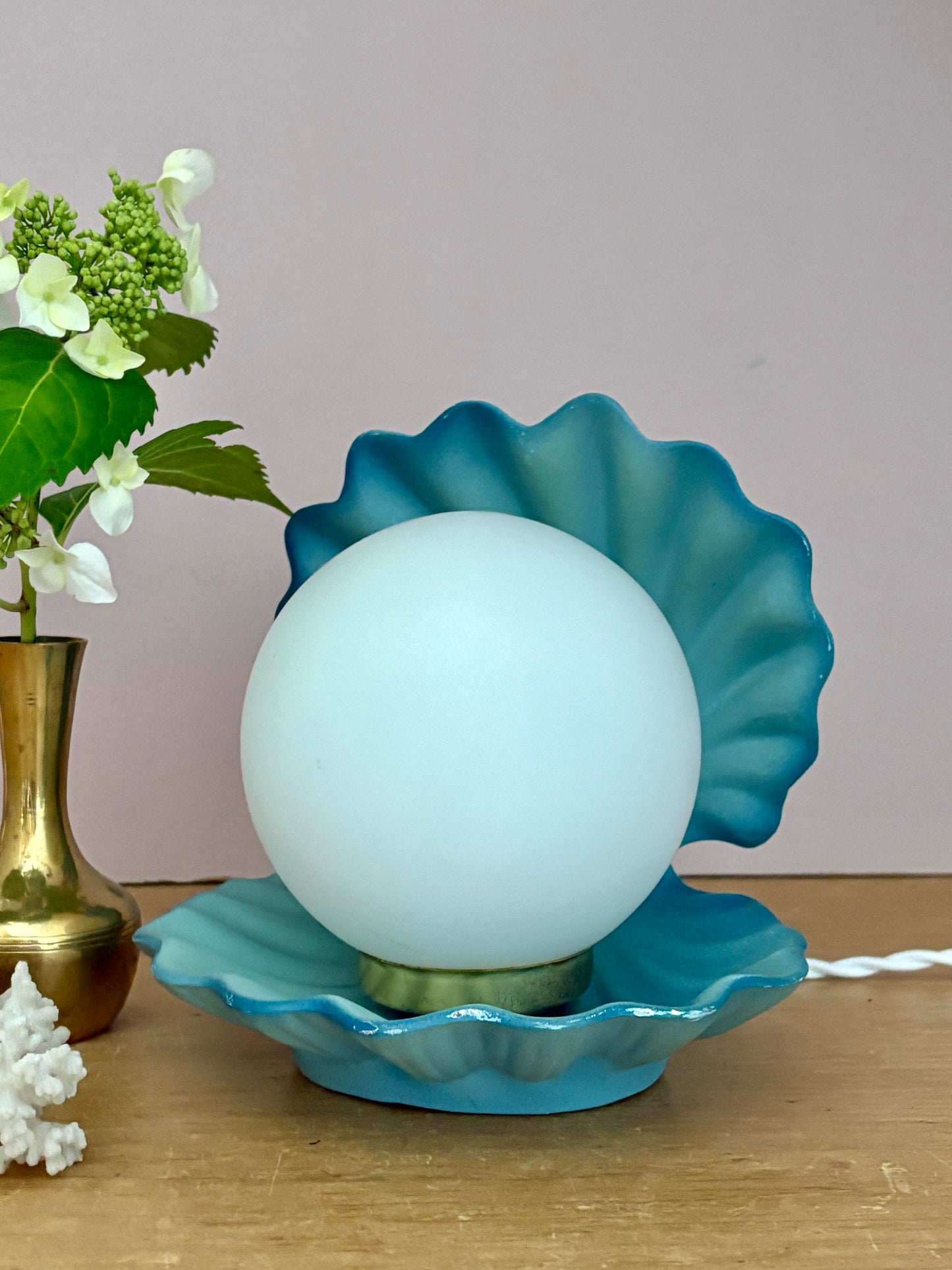 Lampe vintage en forme de coquillage en céramique bleue et opaline.