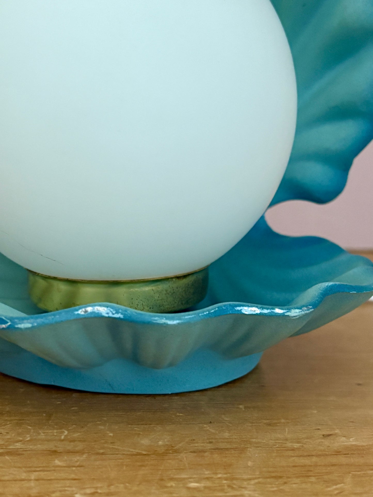 Lampe vintage en forme de coquillage en céramique bleue et opaline.