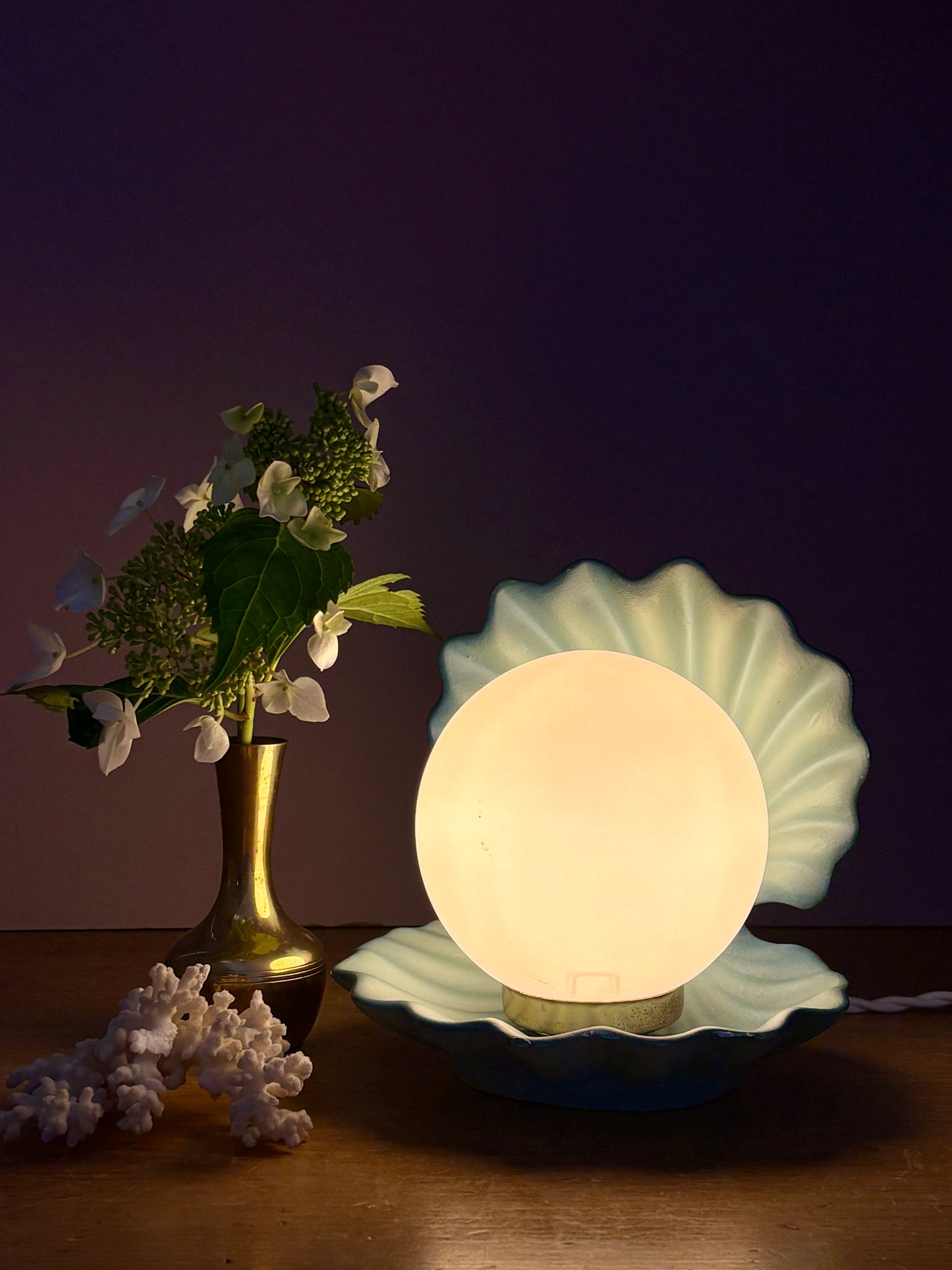 Lampe vintage en forme de coquillage en céramique bleue et opaline.