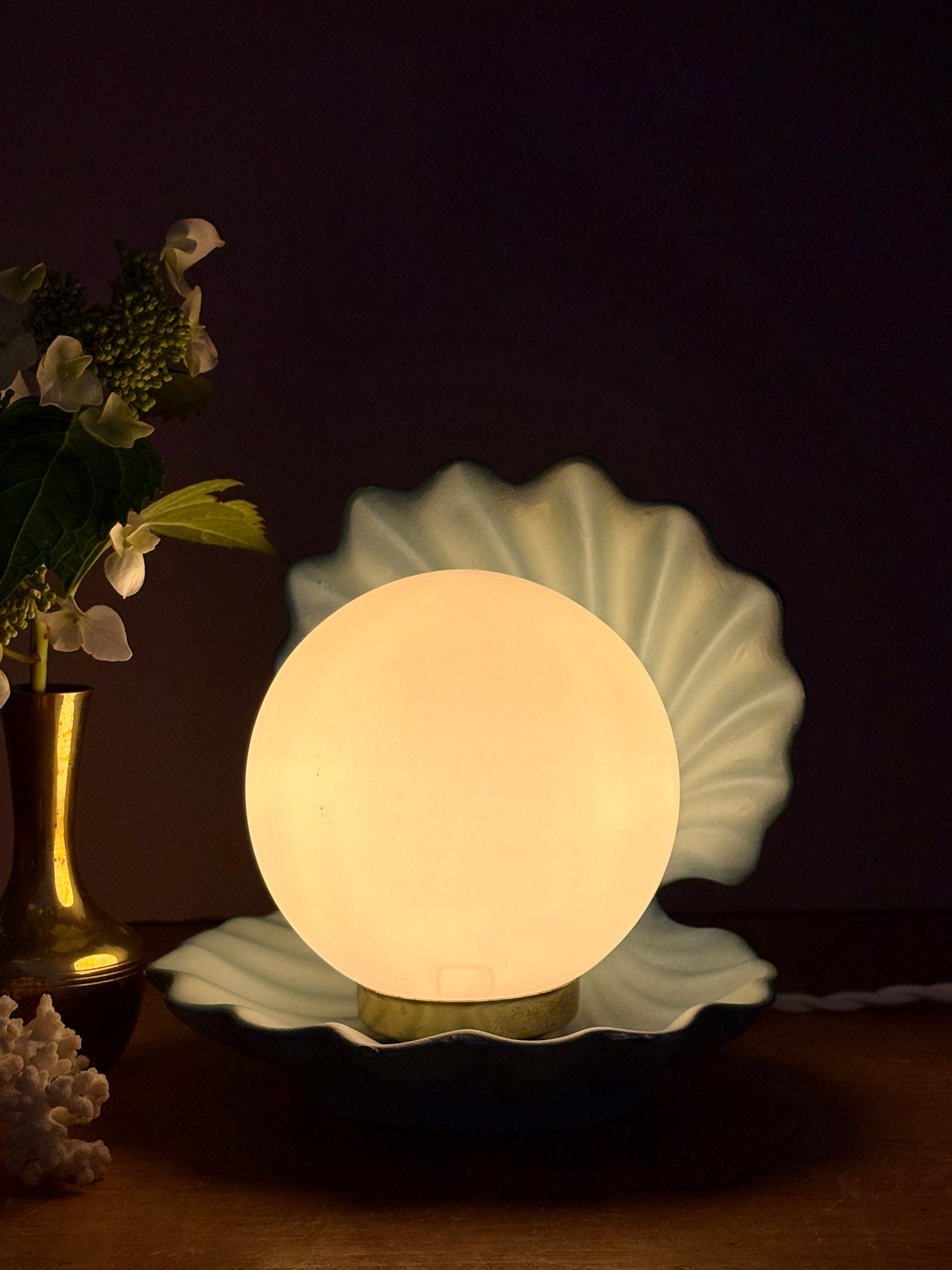 Lampe vintage en forme de coquillage en céramique bleue et opaline.