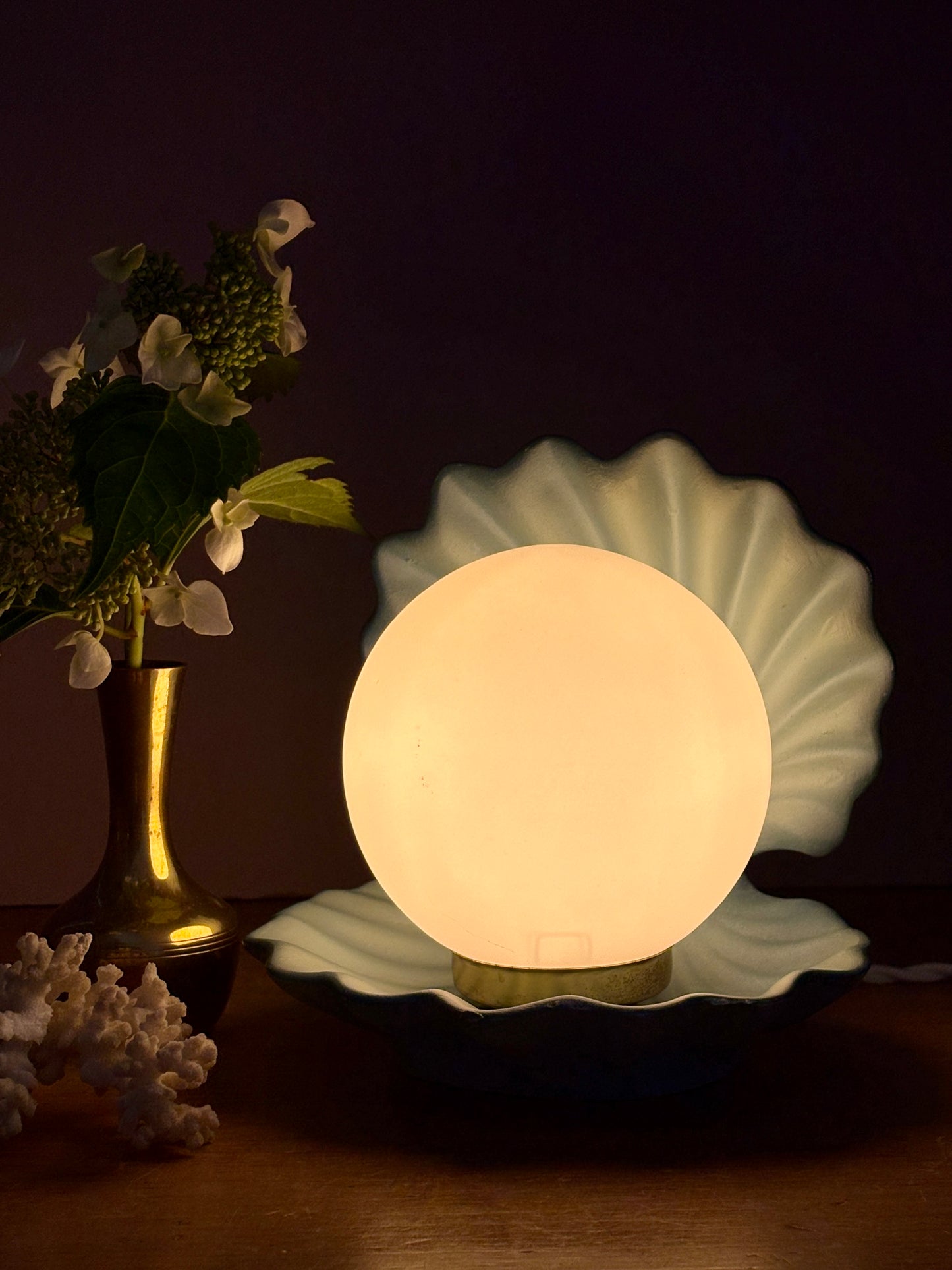 Lampe vintage en forme de coquillage en céramique bleue et opaline.