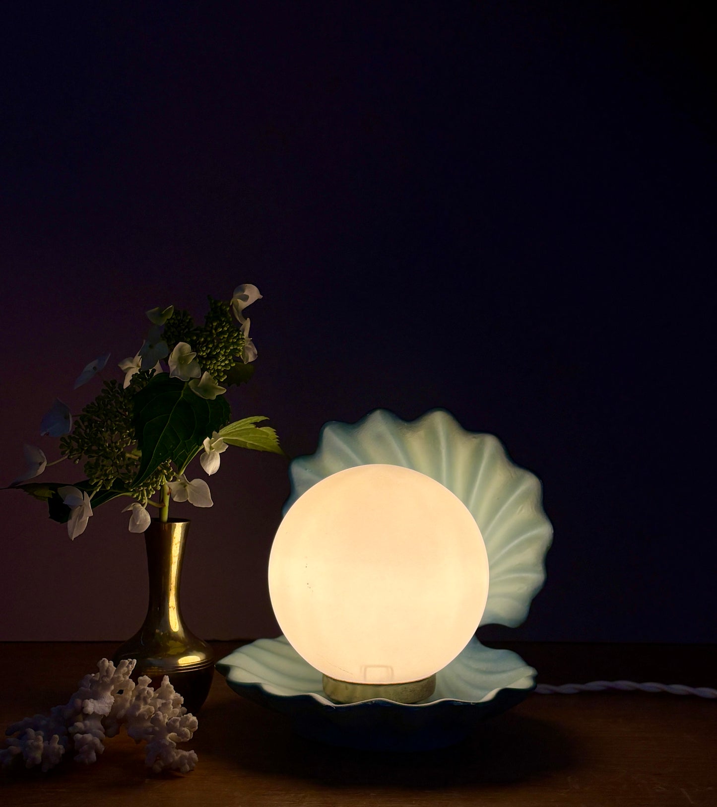 Lampe vintage en forme de coquillage en céramique bleue et opaline.