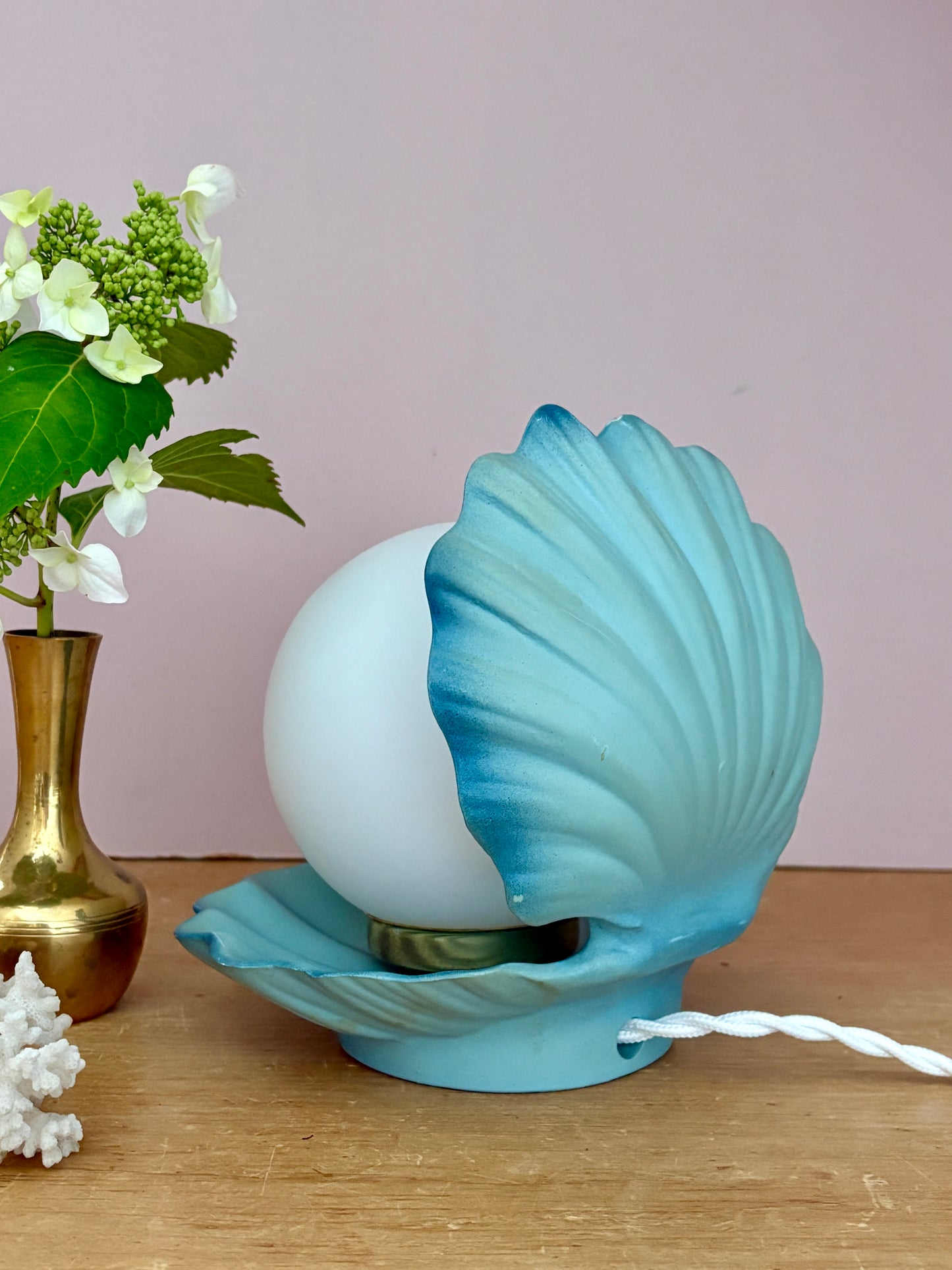 Lampe vintage en forme de coquillage en céramique bleue et opaline.