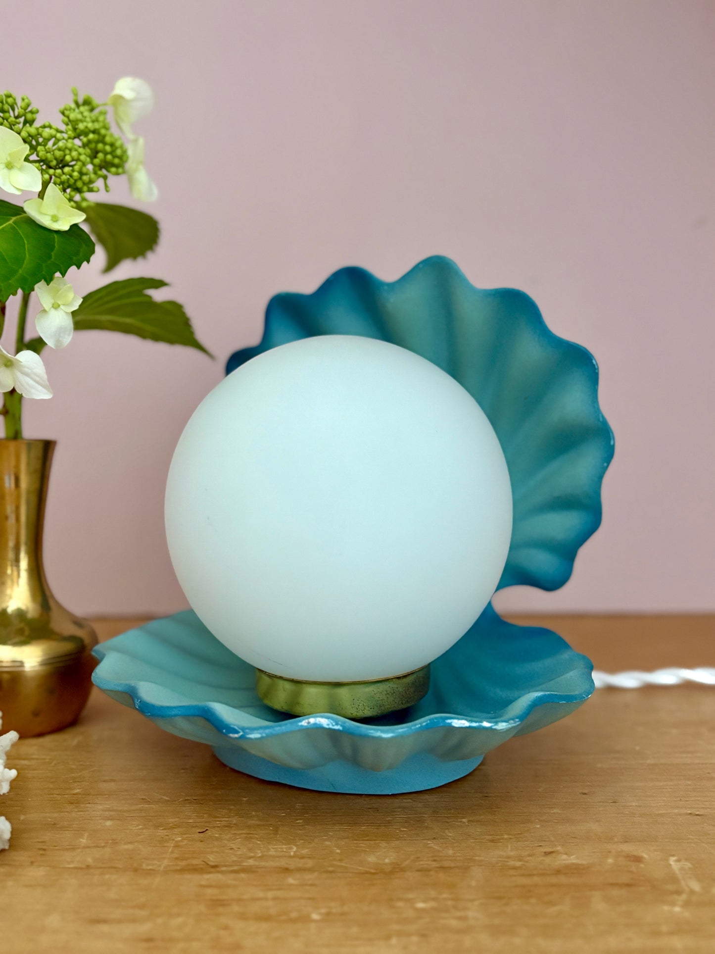 Lampe vintage en forme de coquillage en céramique bleue et opaline.