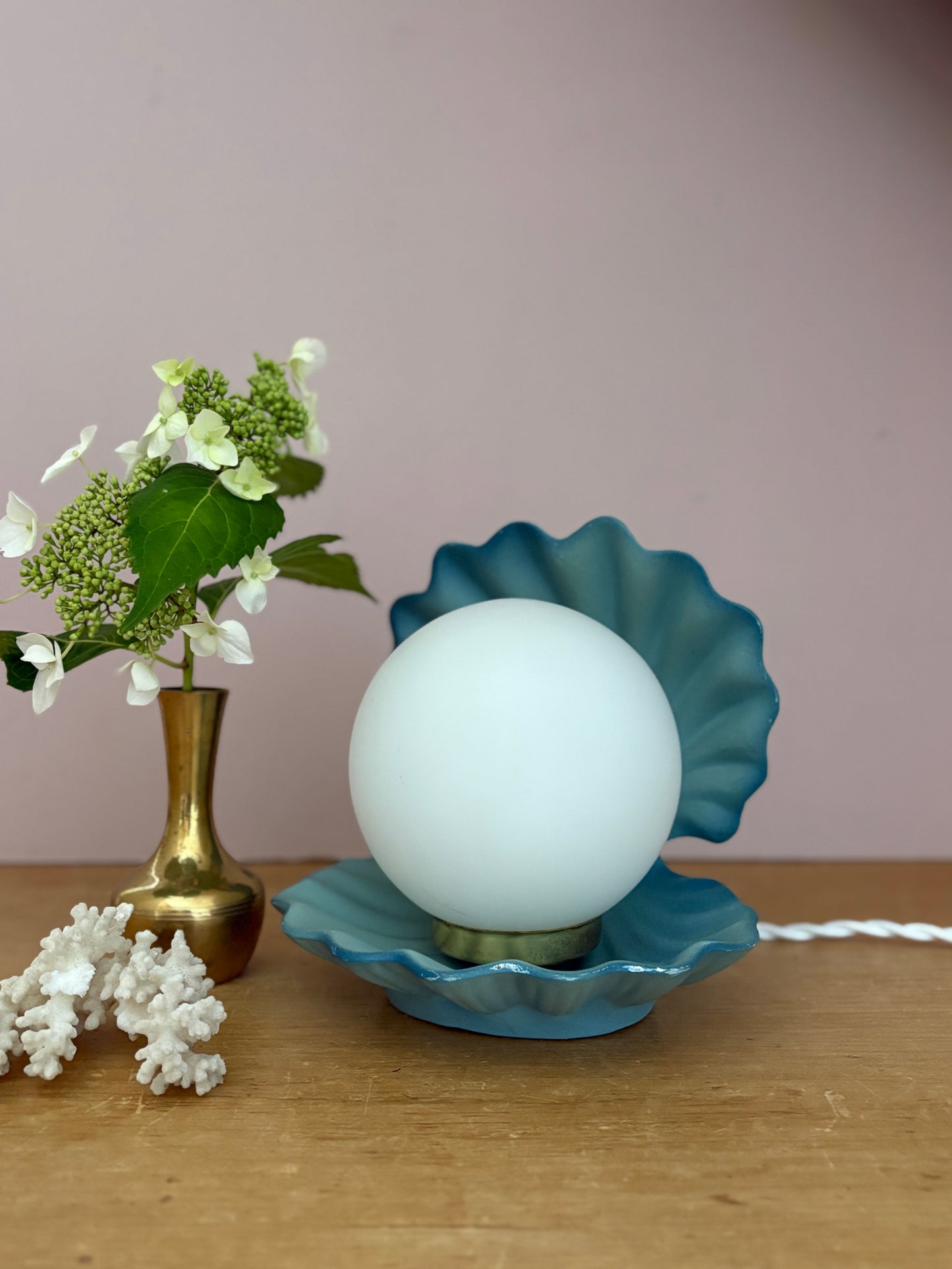 Lampe vintage en forme de coquillage en céramique bleue et opaline.