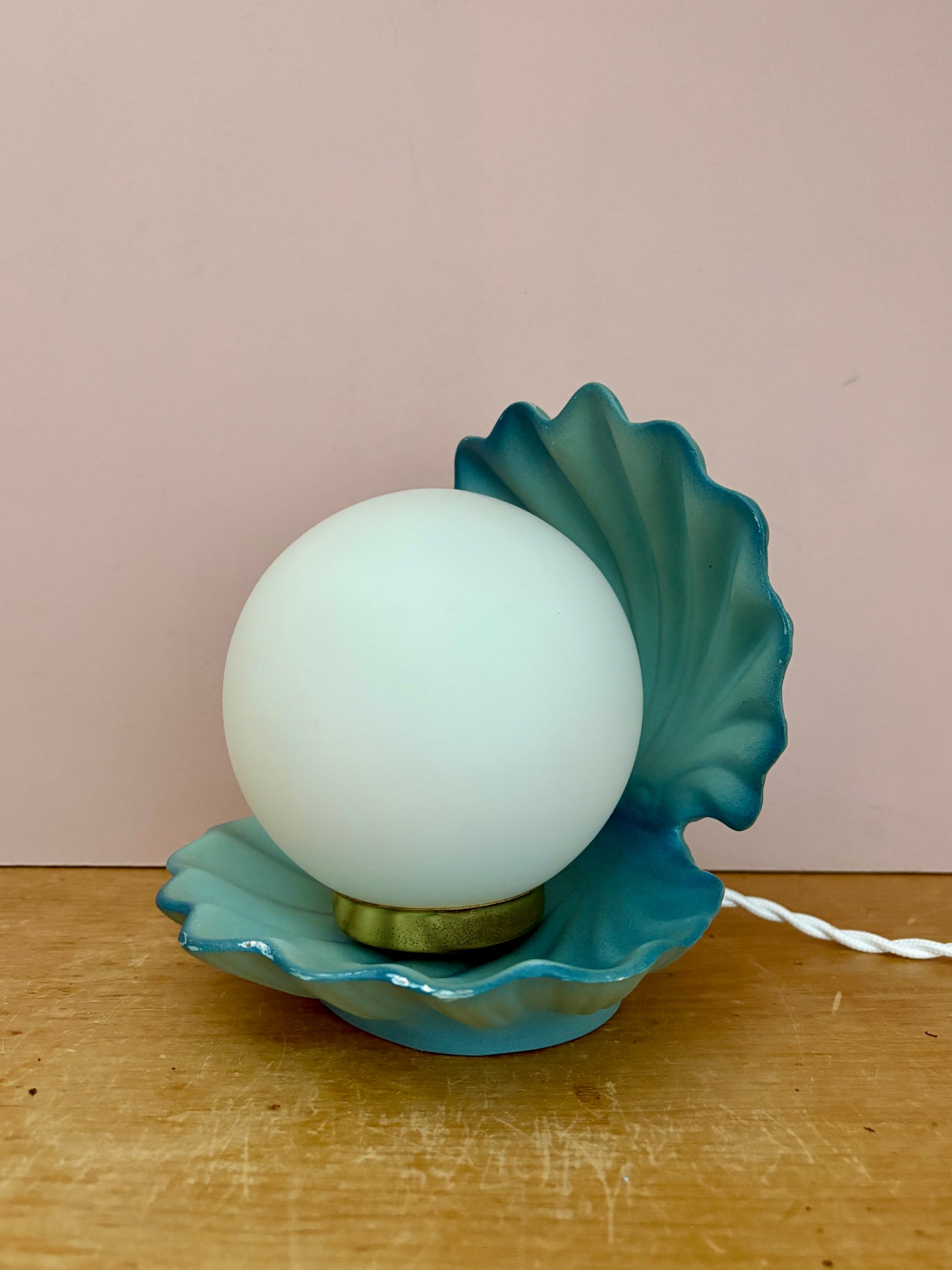 Lampe vintage en forme de coquillage en céramique bleue et opaline.
