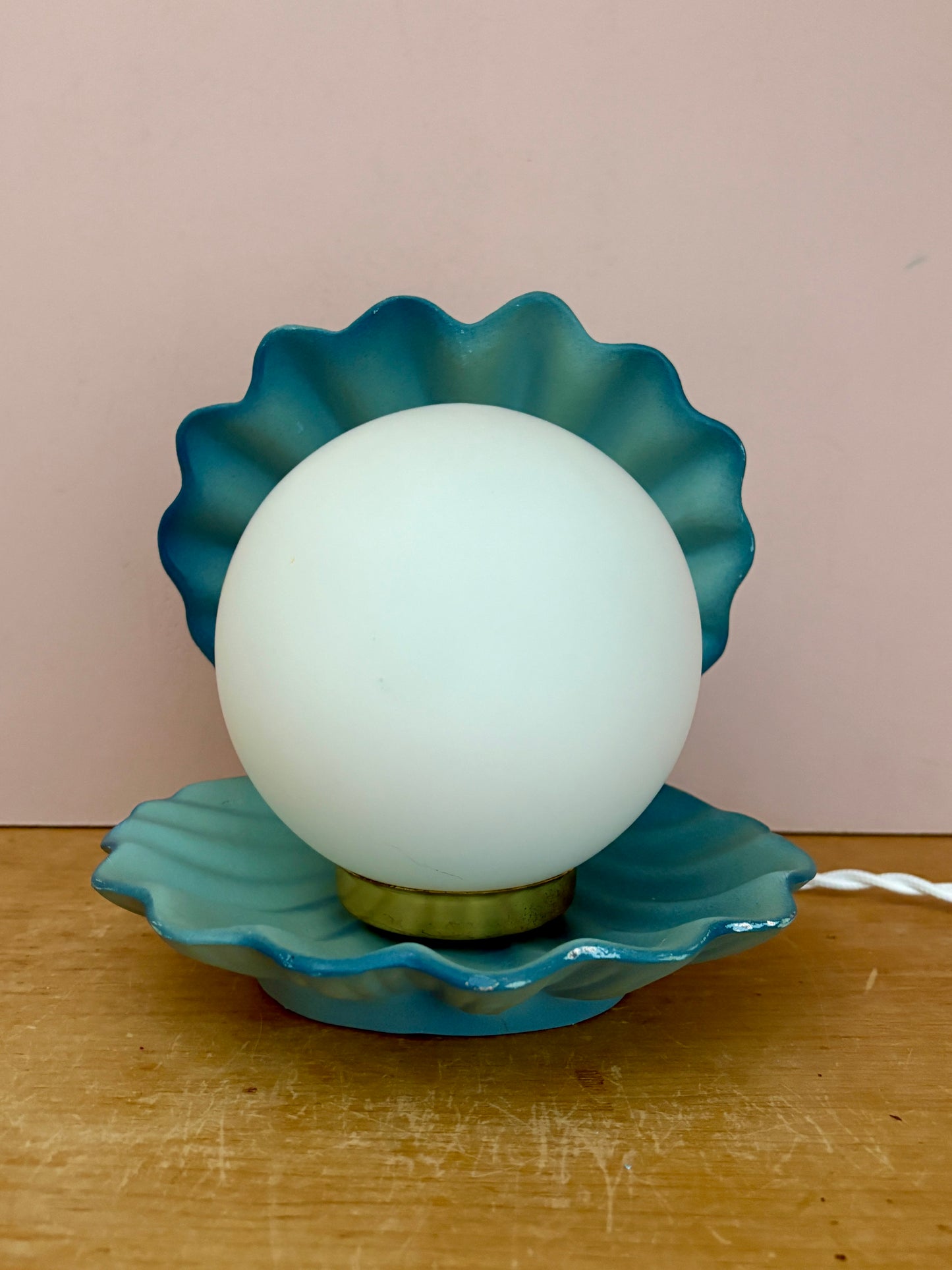 Lampe vintage en forme de coquillage en céramique bleue et opaline.