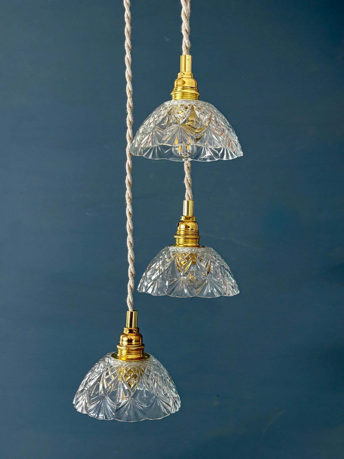 Suspension triple abat-jour vintage en verre ciselé - collection vaisselle