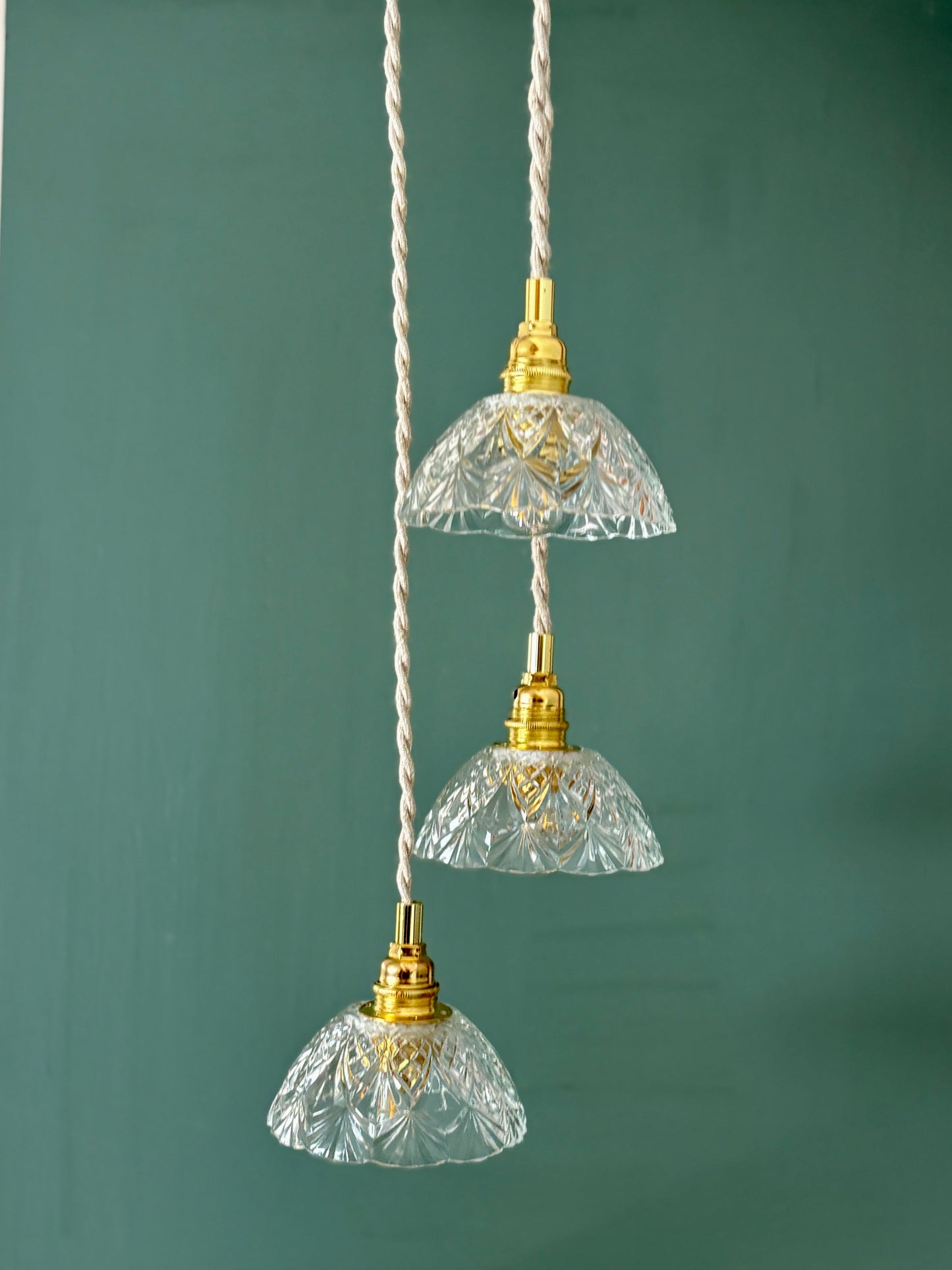 Suspension triple abat-jour vintage en verre ciselé - collection vaisselle