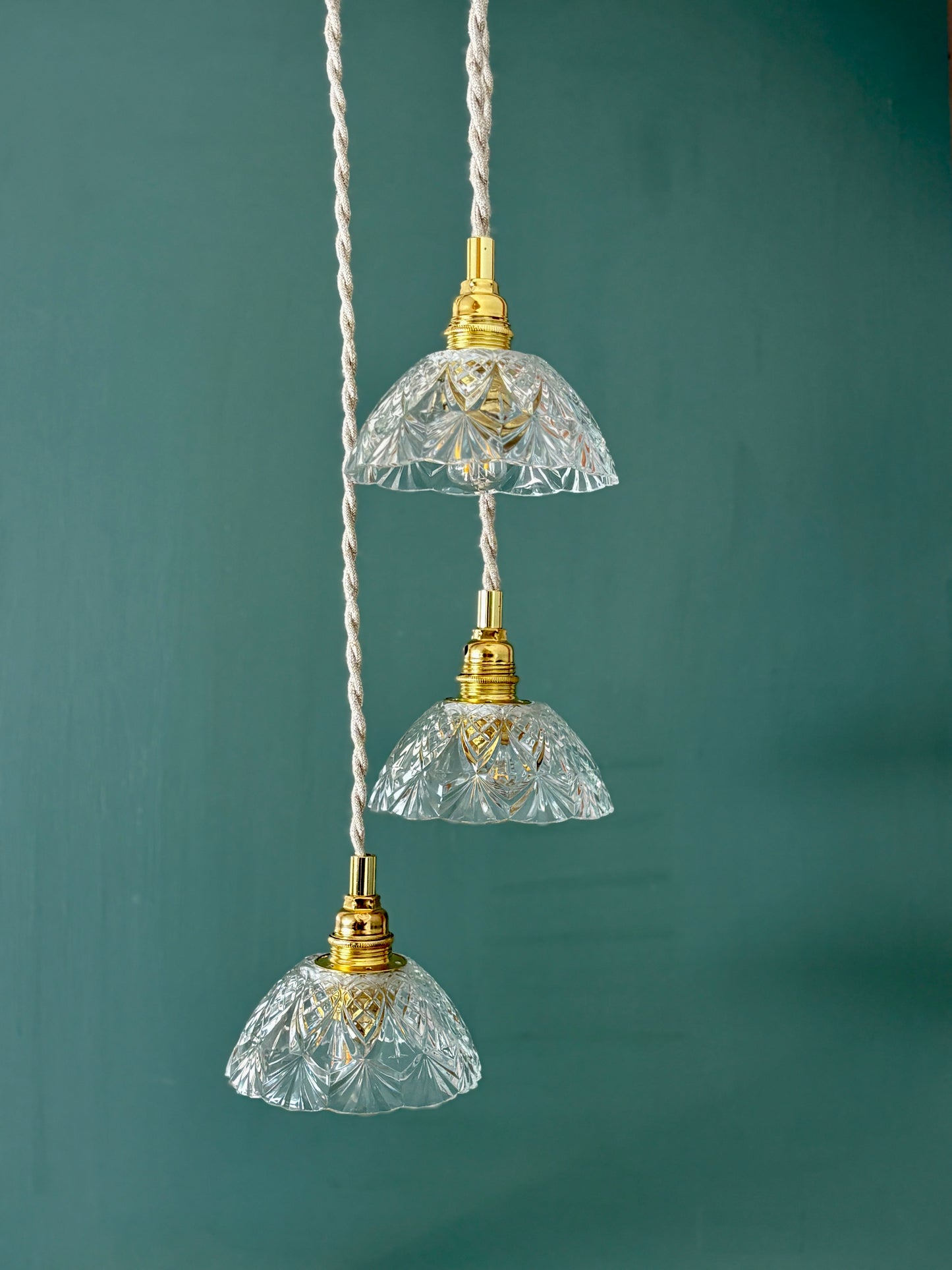 Suspension triple abat-jour vintage en verre ciselé - collection vaisselle