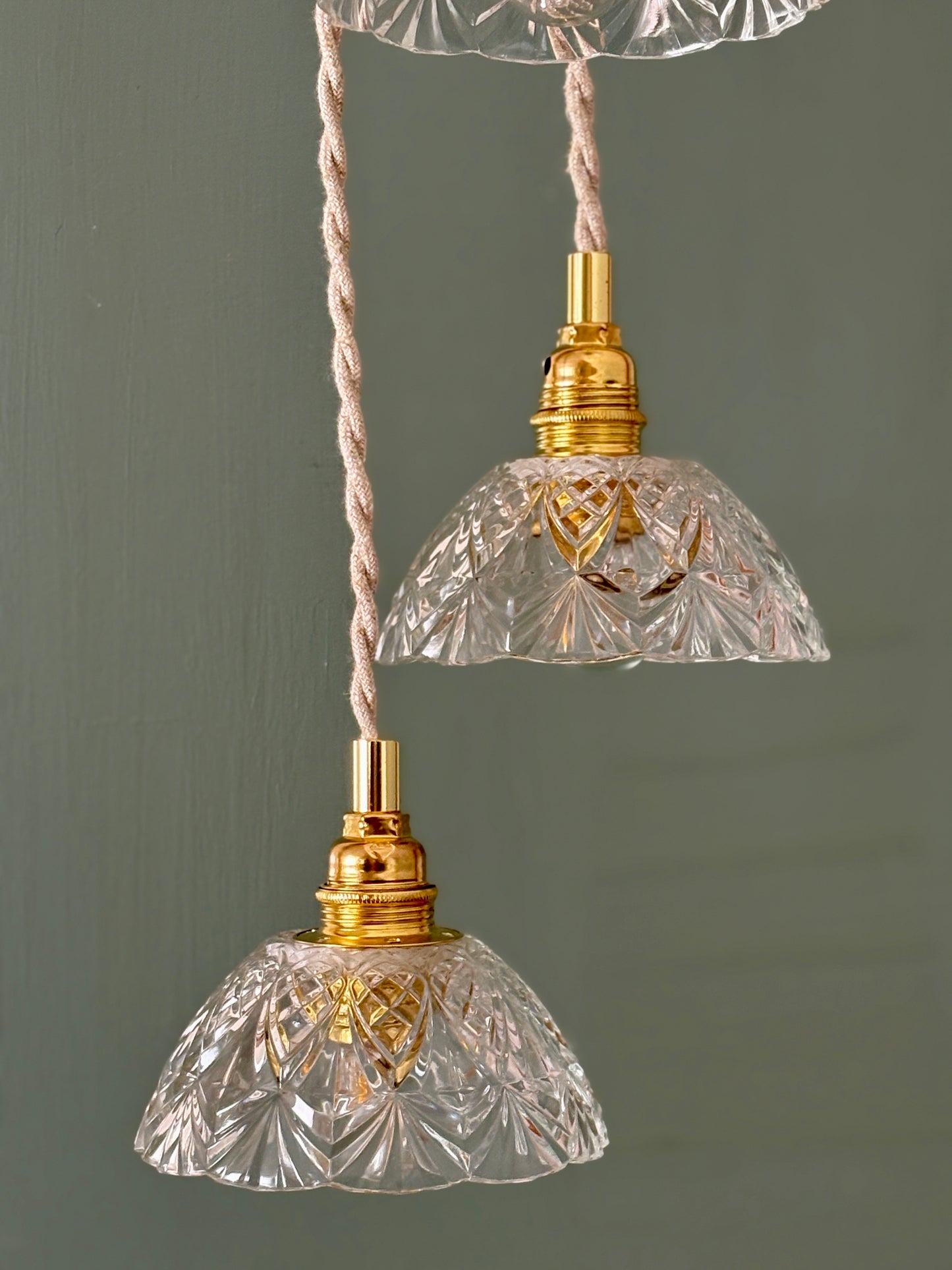 Suspension triple abat-jour vintage en verre ciselé - collection vaisselle