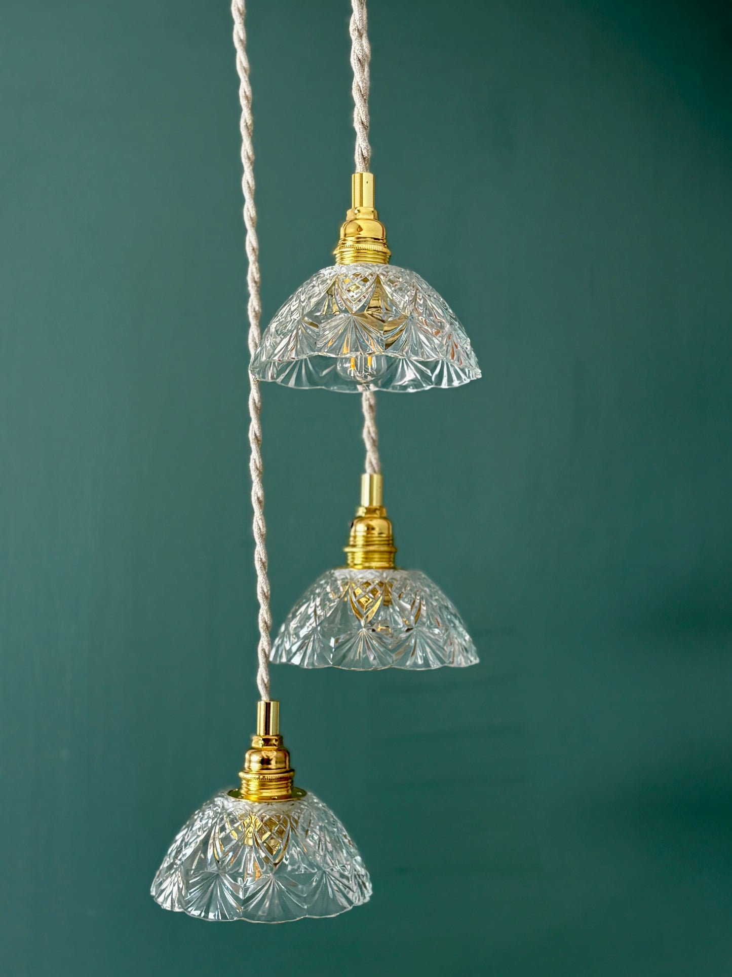 Suspension triple abat-jour vintage en verre ciselé - collection vaisselle