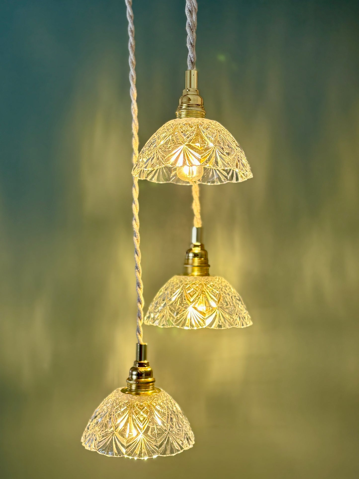 Suspension triple abat-jour vintage en verre ciselé - collection vaisselle