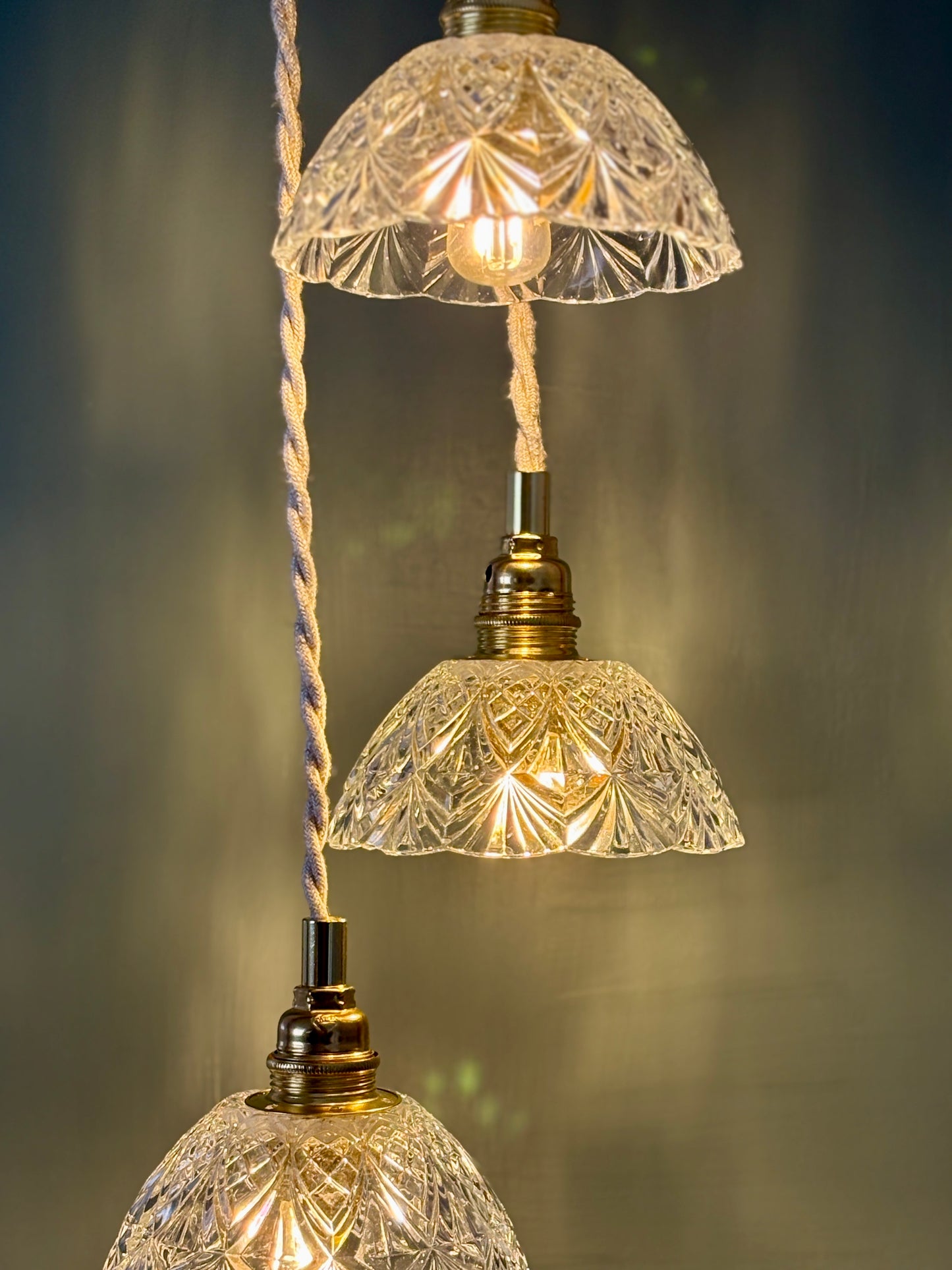 Suspension triple abat-jour vintage en verre ciselé - collection vaisselle