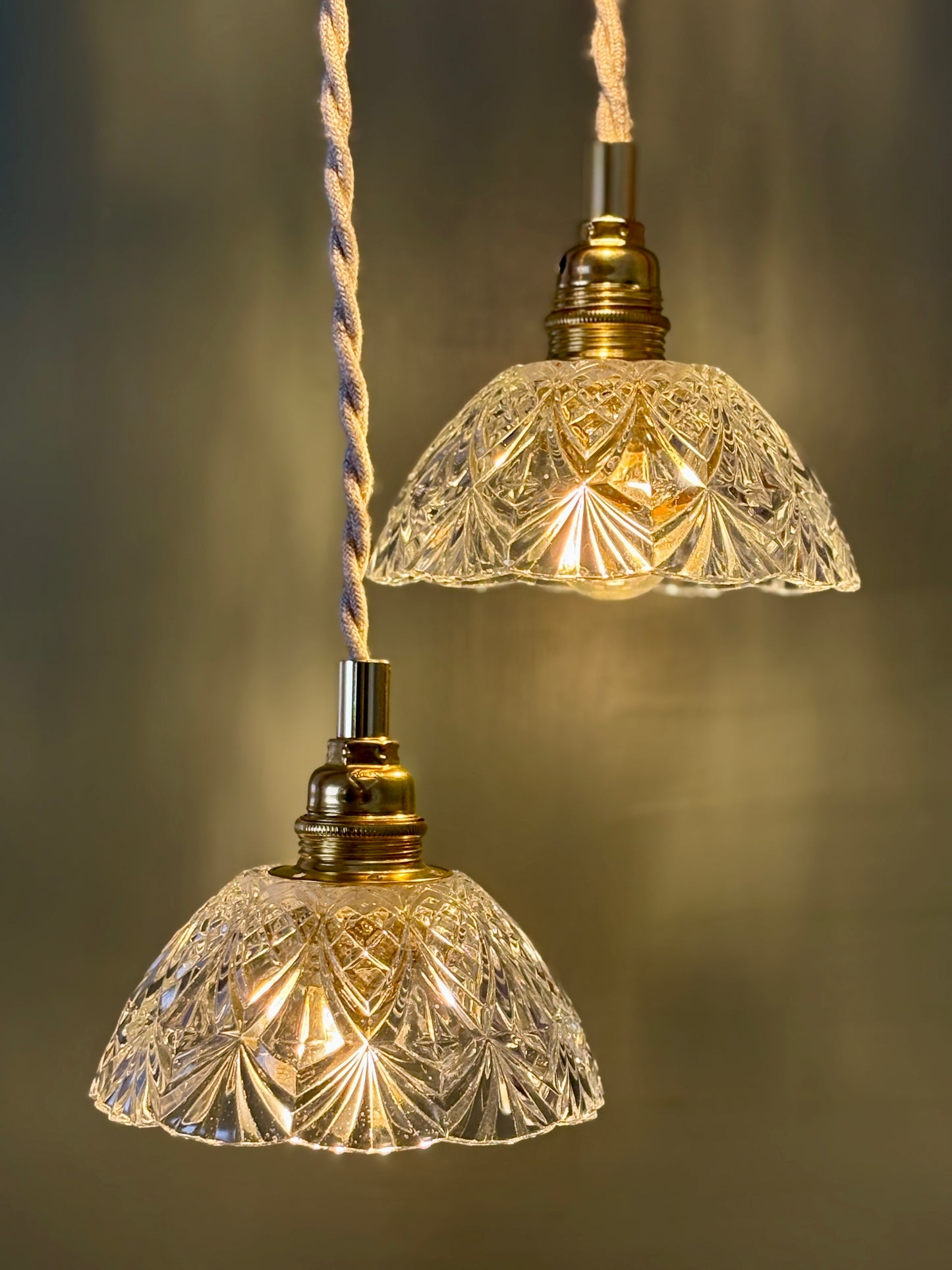 Suspension triple abat-jour vintage en verre ciselé - collection vaisselle