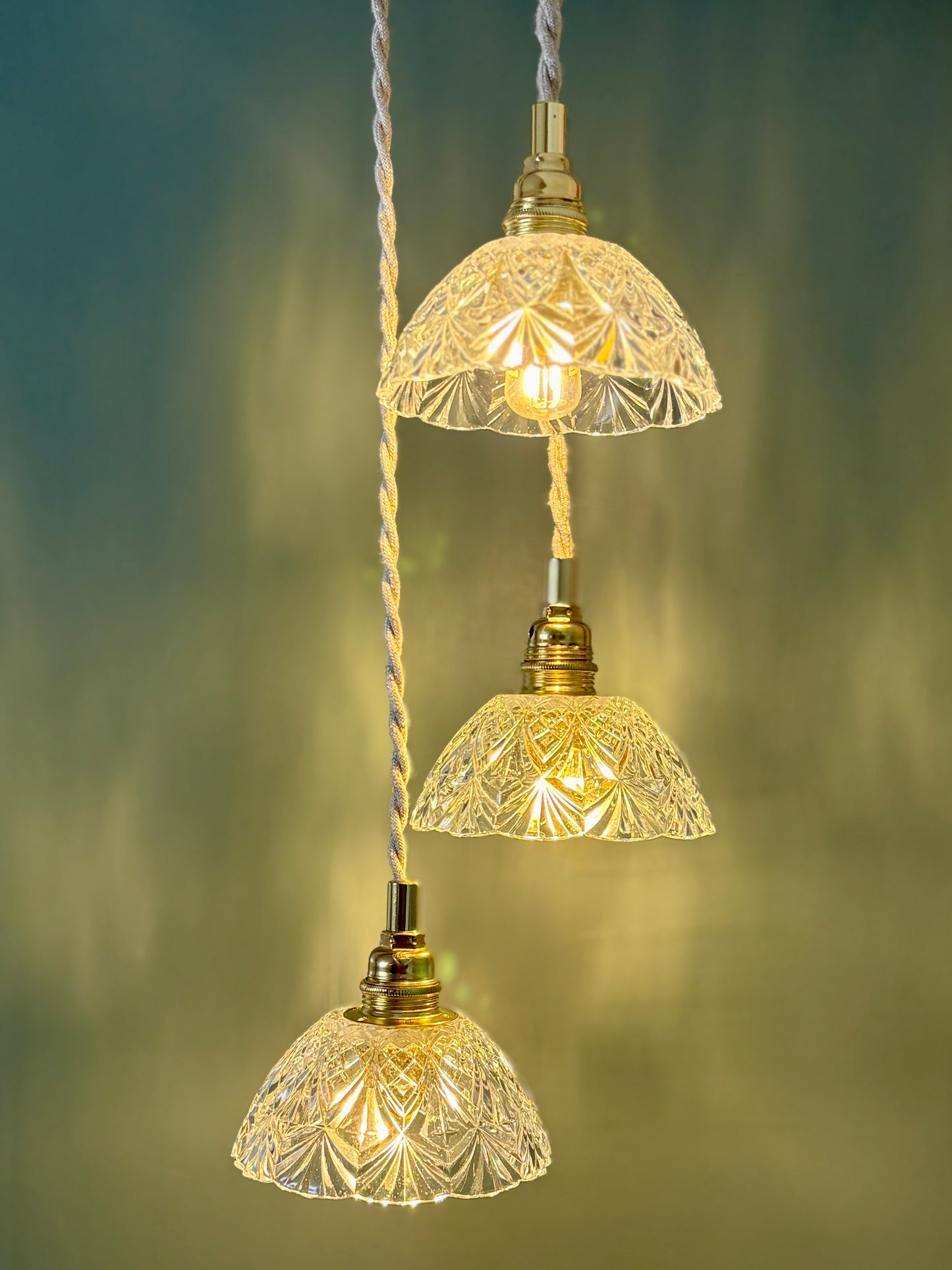 Suspension triple abat-jour vintage en verre ciselé - collection vaisselle