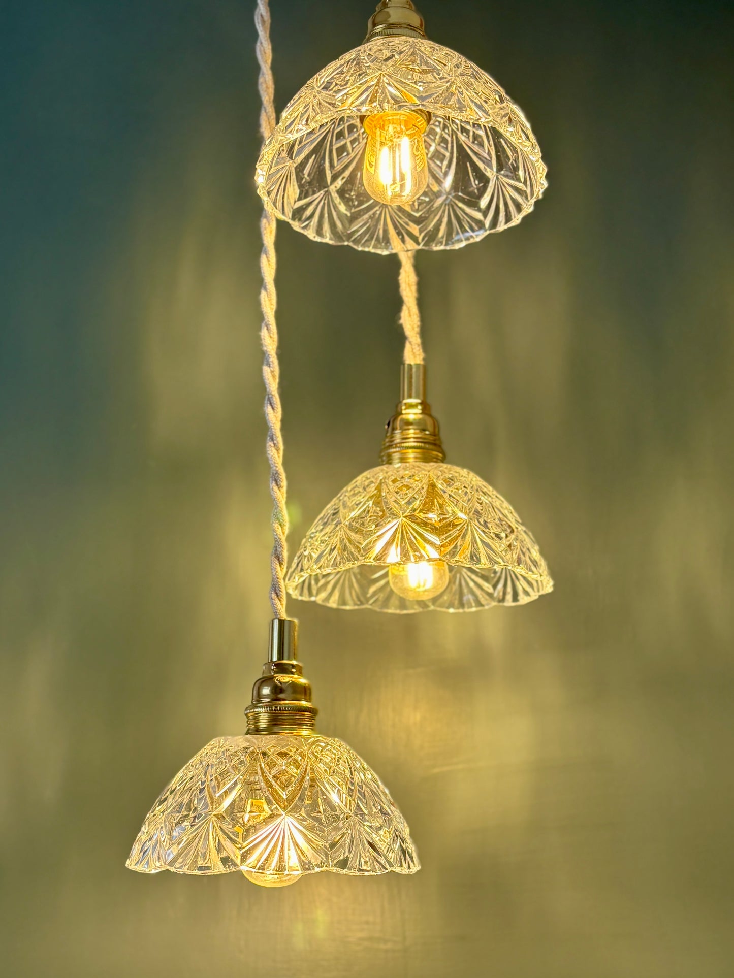 Suspension triple abat-jour vintage en verre ciselé - collection vaisselle