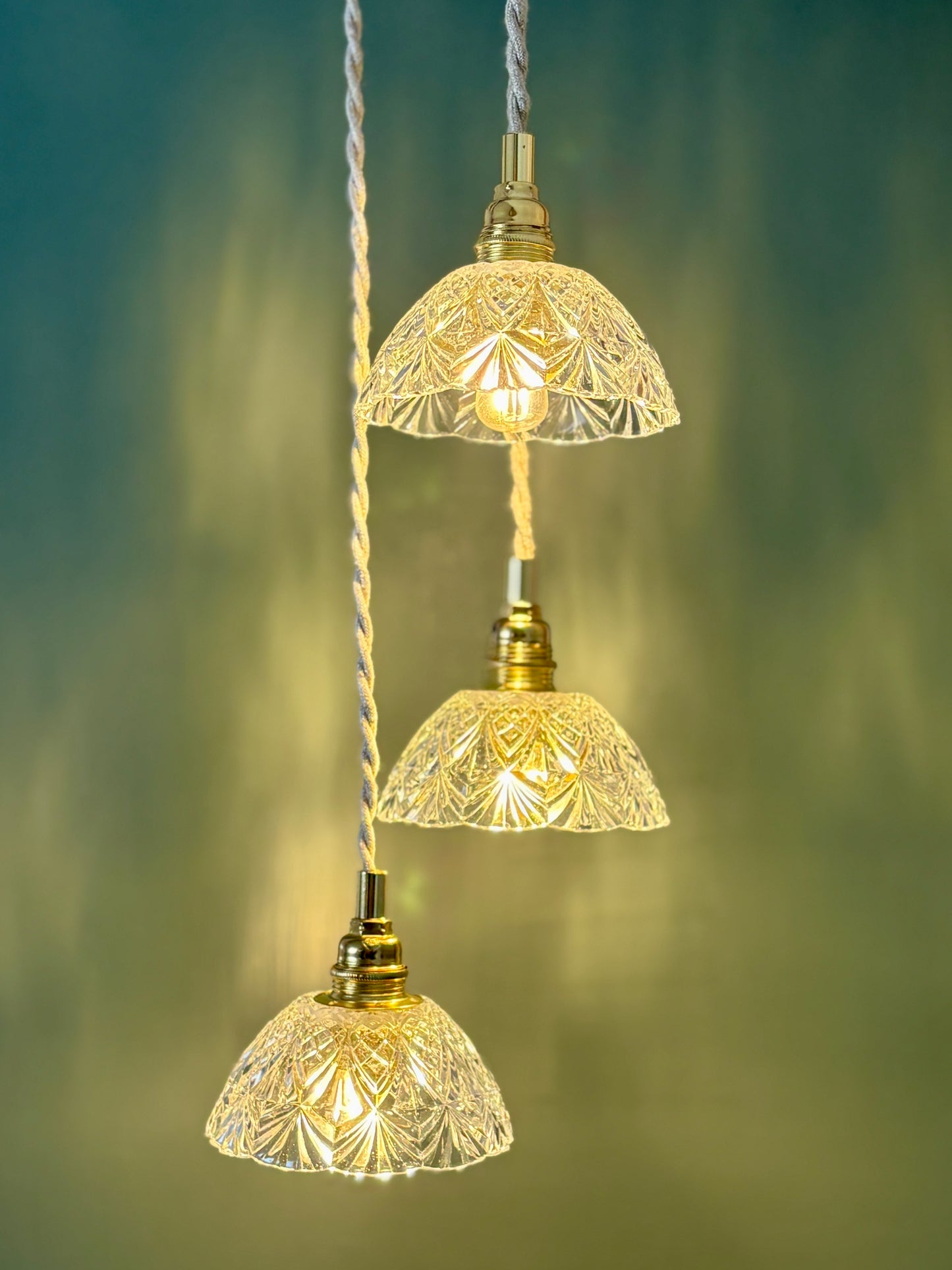 Suspension triple abat-jour vintage en verre ciselé - collection vaisselle