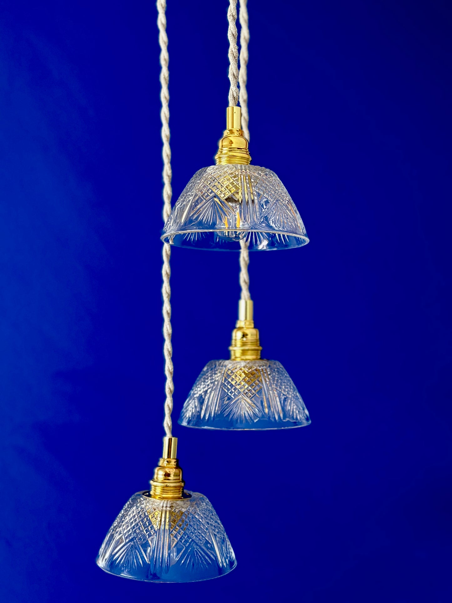 Suspension triple abat-jour vintage en verre ciselé - collection vaisselle