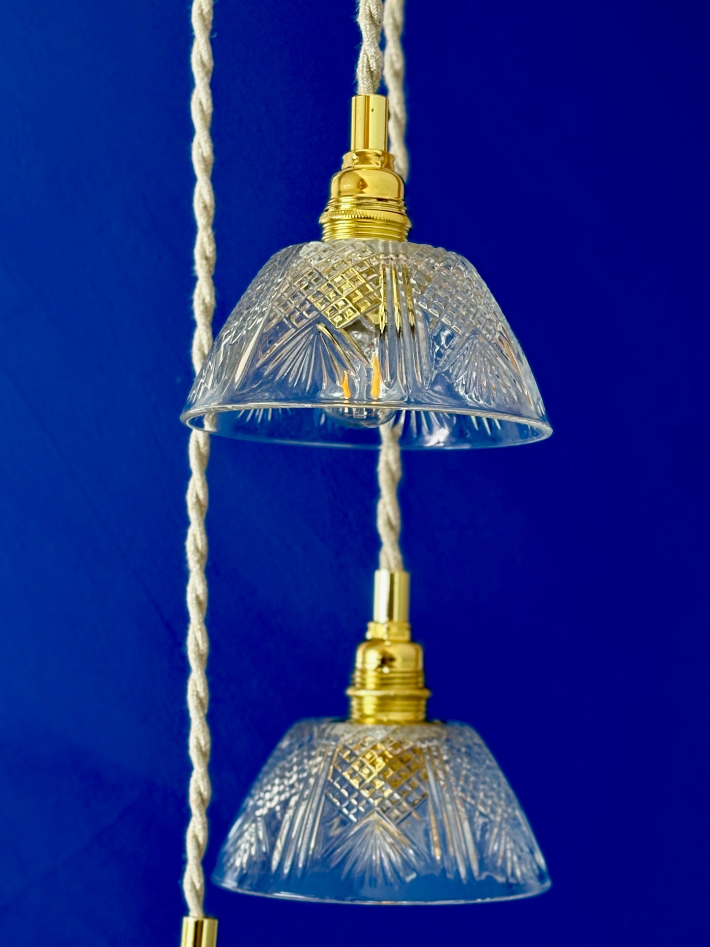 Suspension triple abat-jour vintage en verre ciselé - collection vaisselle
