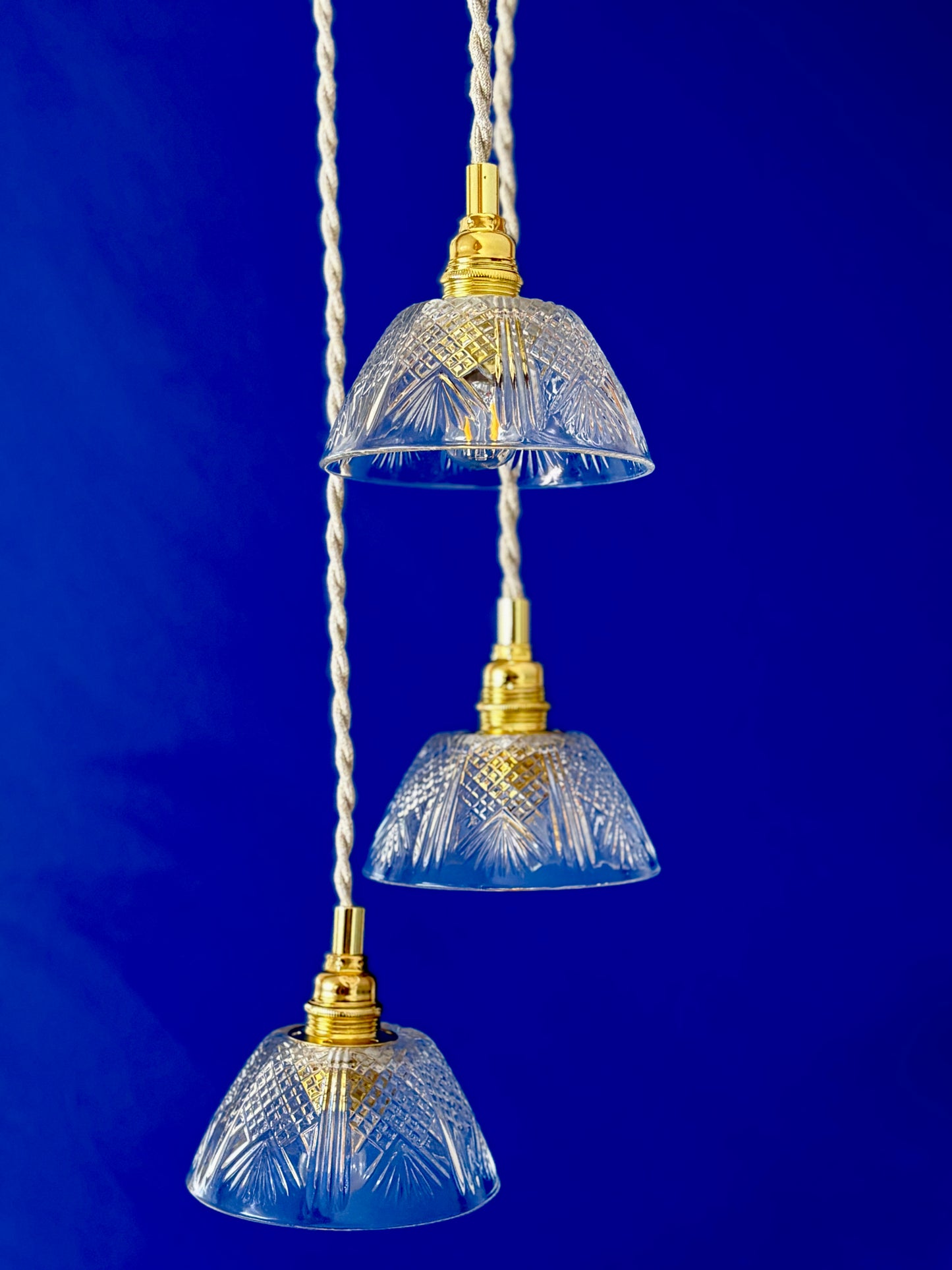 Suspension triple abat-jour vintage en verre ciselé - collection vaisselle