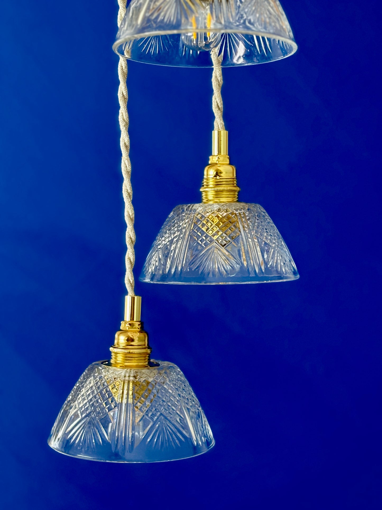 Suspension triple abat-jour vintage en verre ciselé - collection vaisselle