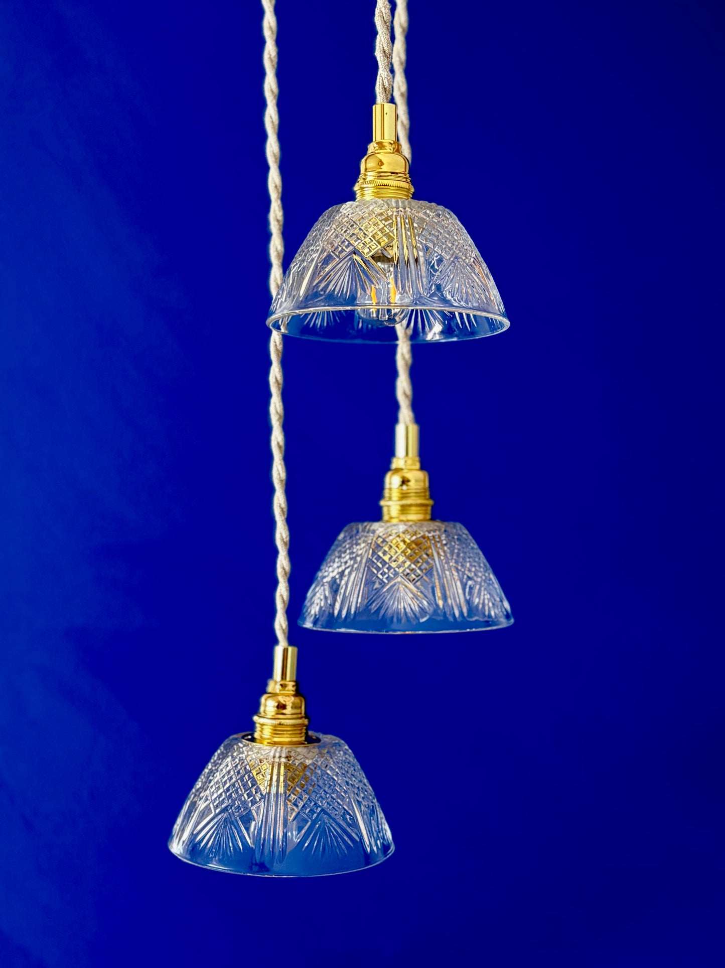 Suspension triple abat-jour vintage en verre ciselé - collection vaisselle