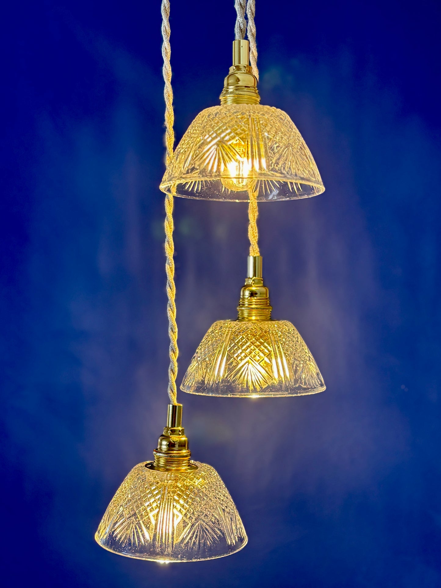 Suspension triple abat-jour vintage en verre ciselé - collection vaisselle