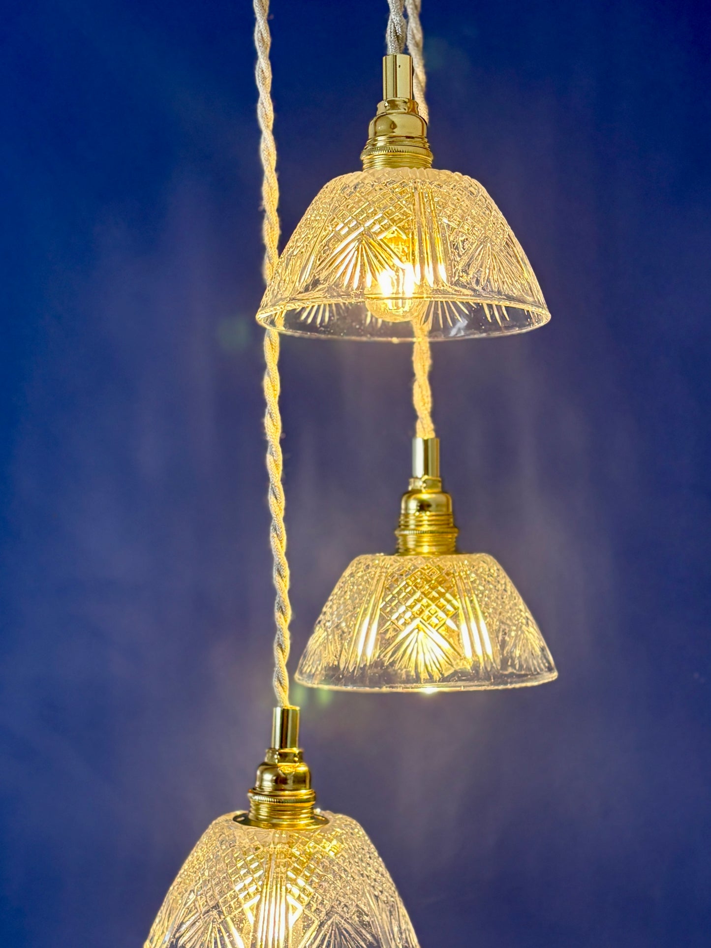 Suspension triple abat-jour vintage en verre ciselé - collection vaisselle