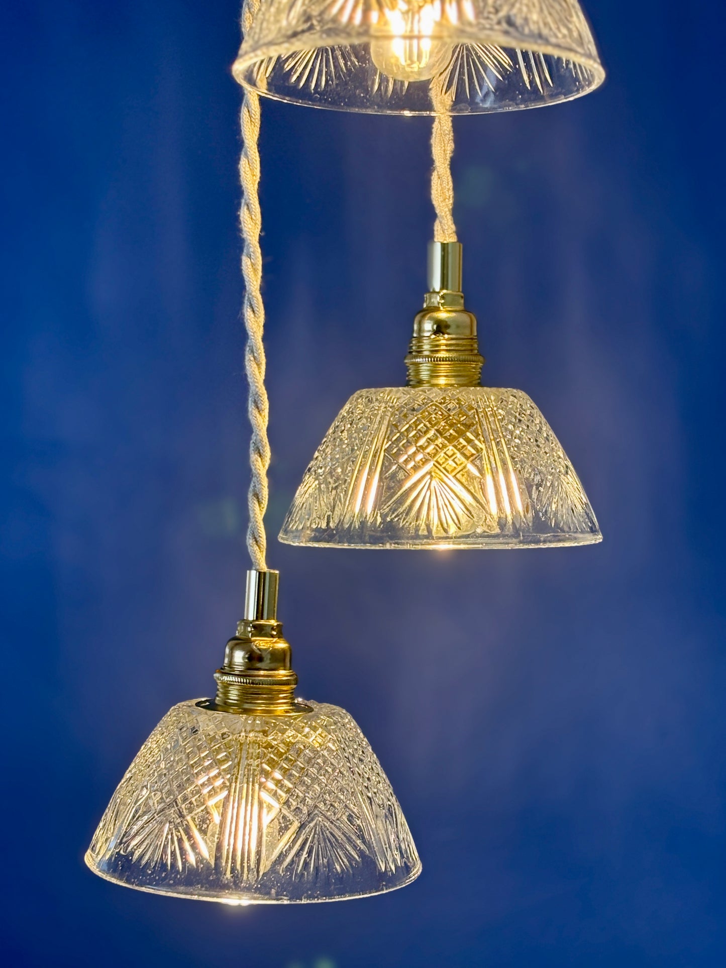 Suspension triple abat-jour vintage en verre ciselé - collection vaisselle