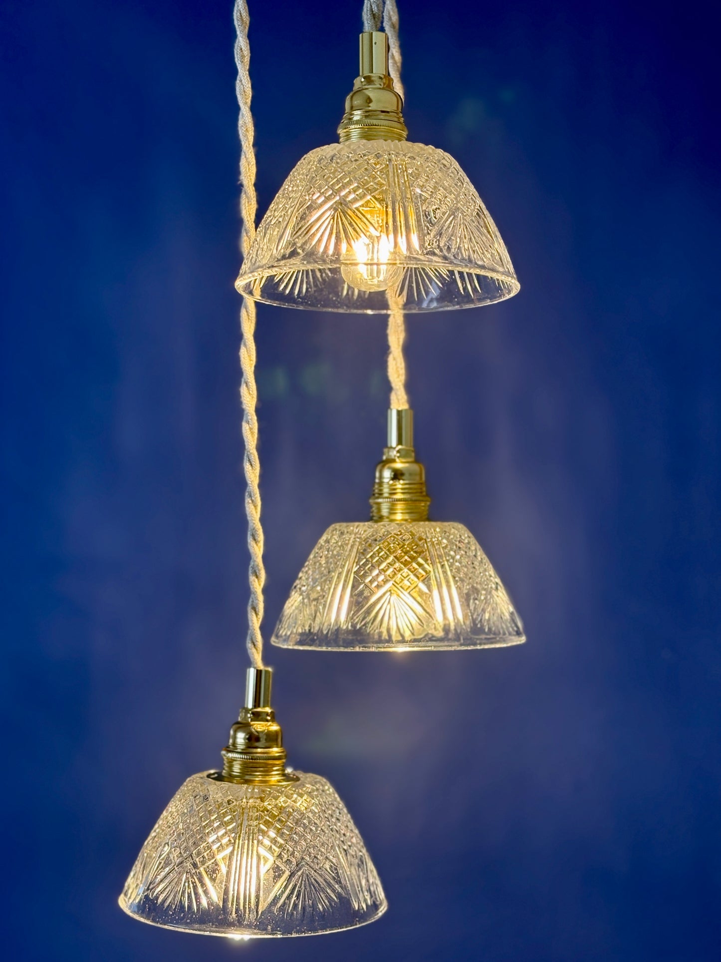 Suspension triple abat-jour vintage en verre ciselé - collection vaisselle