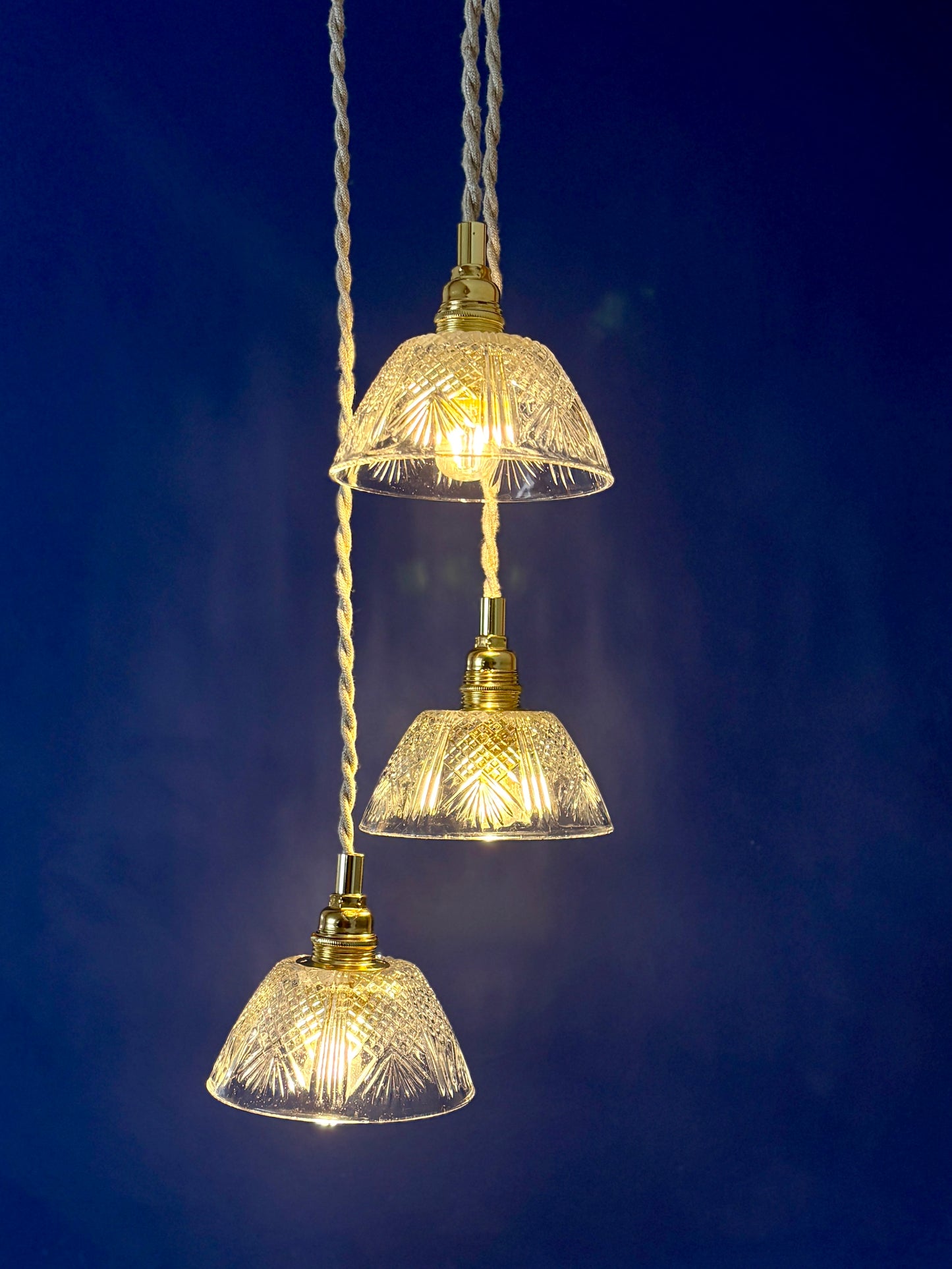 Suspension triple abat-jour vintage en verre ciselé - collection vaisselle