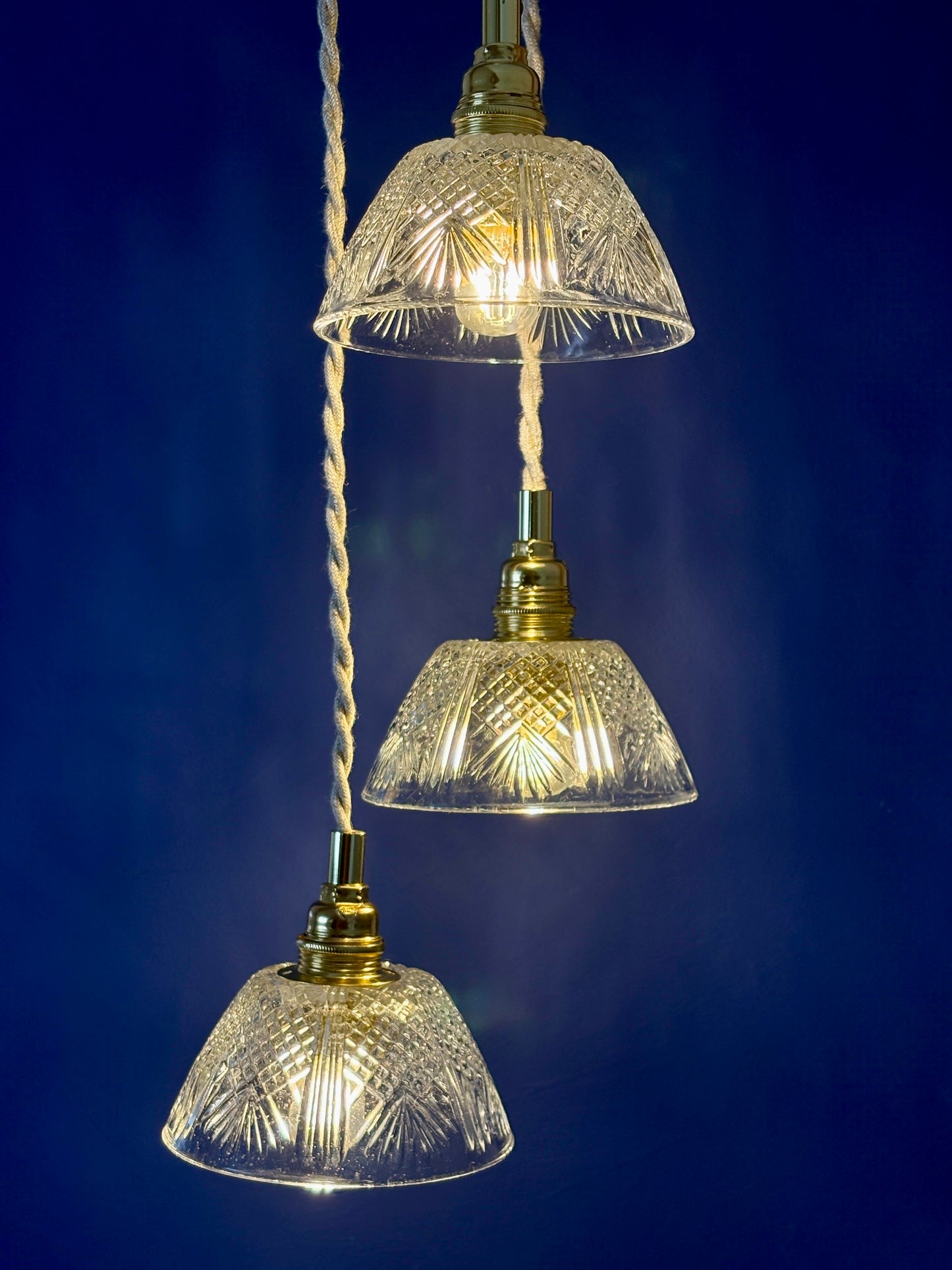 Suspension triple abat-jour vintage en verre ciselé - collection vaisselle
