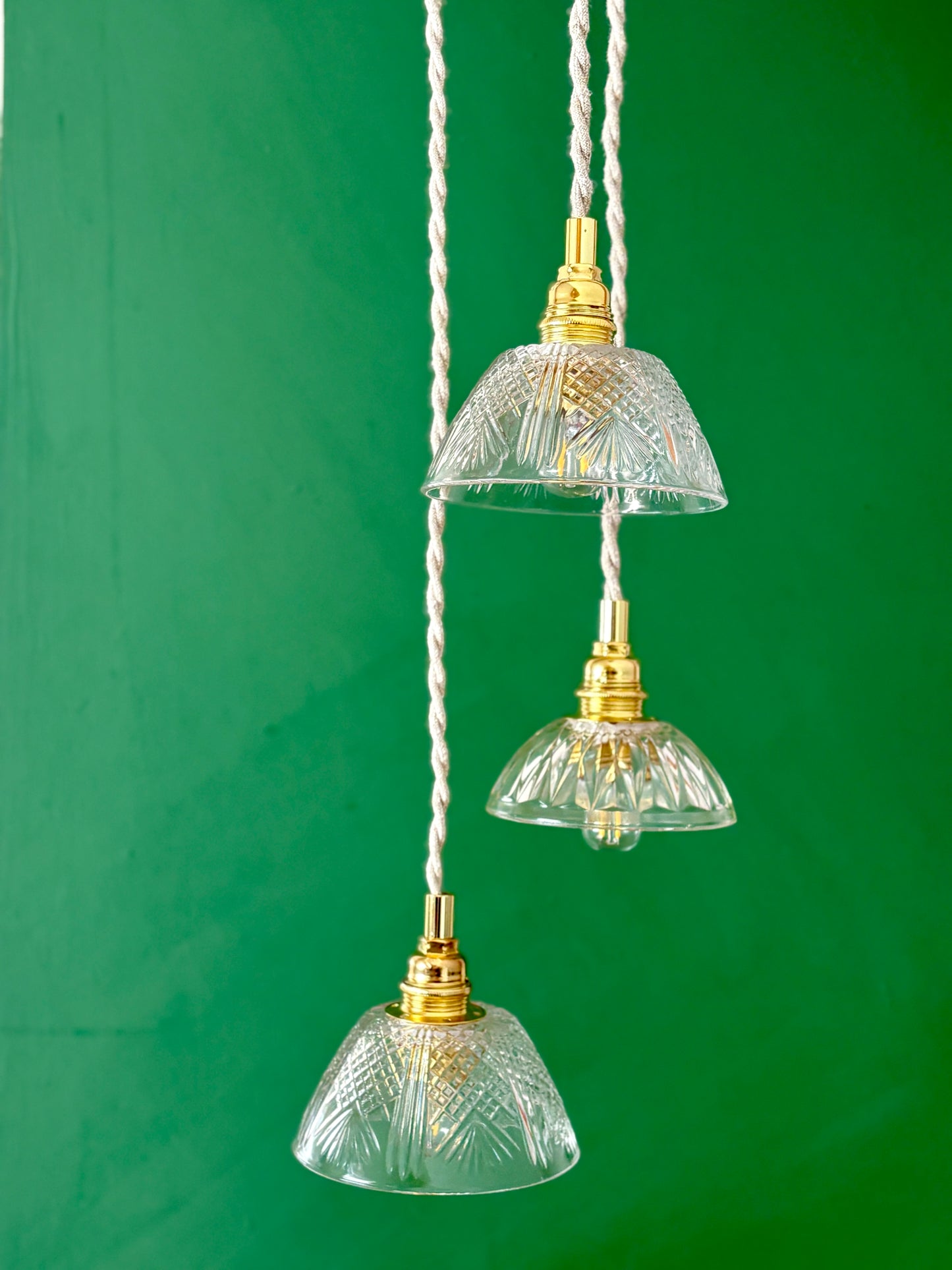 Suspension triple abat-jour vintage en verre ciselé - collection vaisselle