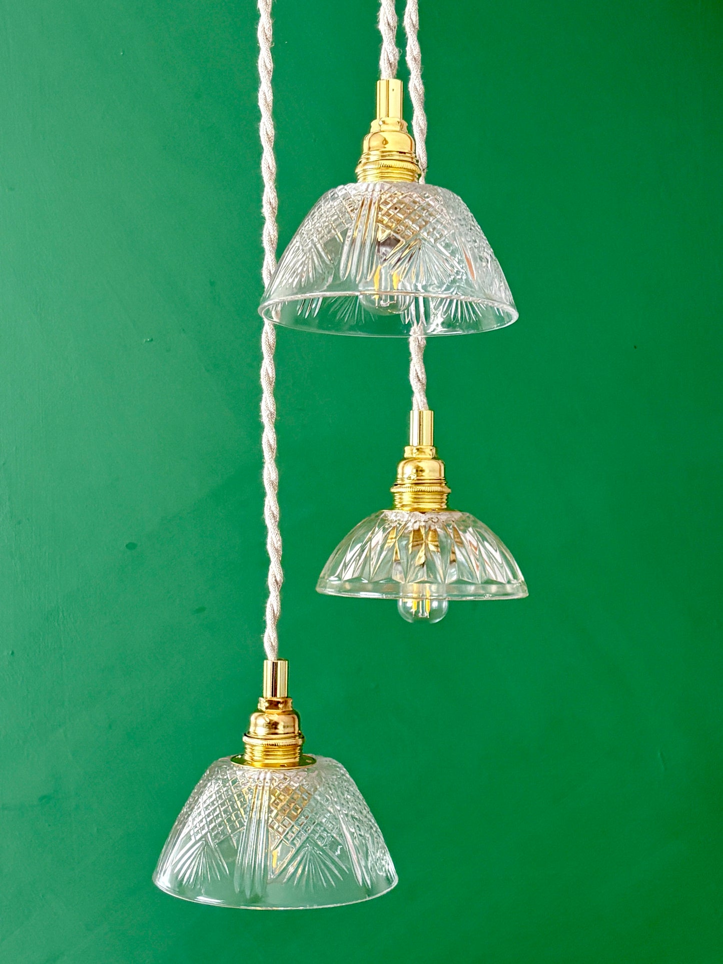 Suspension triple abat-jour vintage en verre ciselé - collection vaisselle