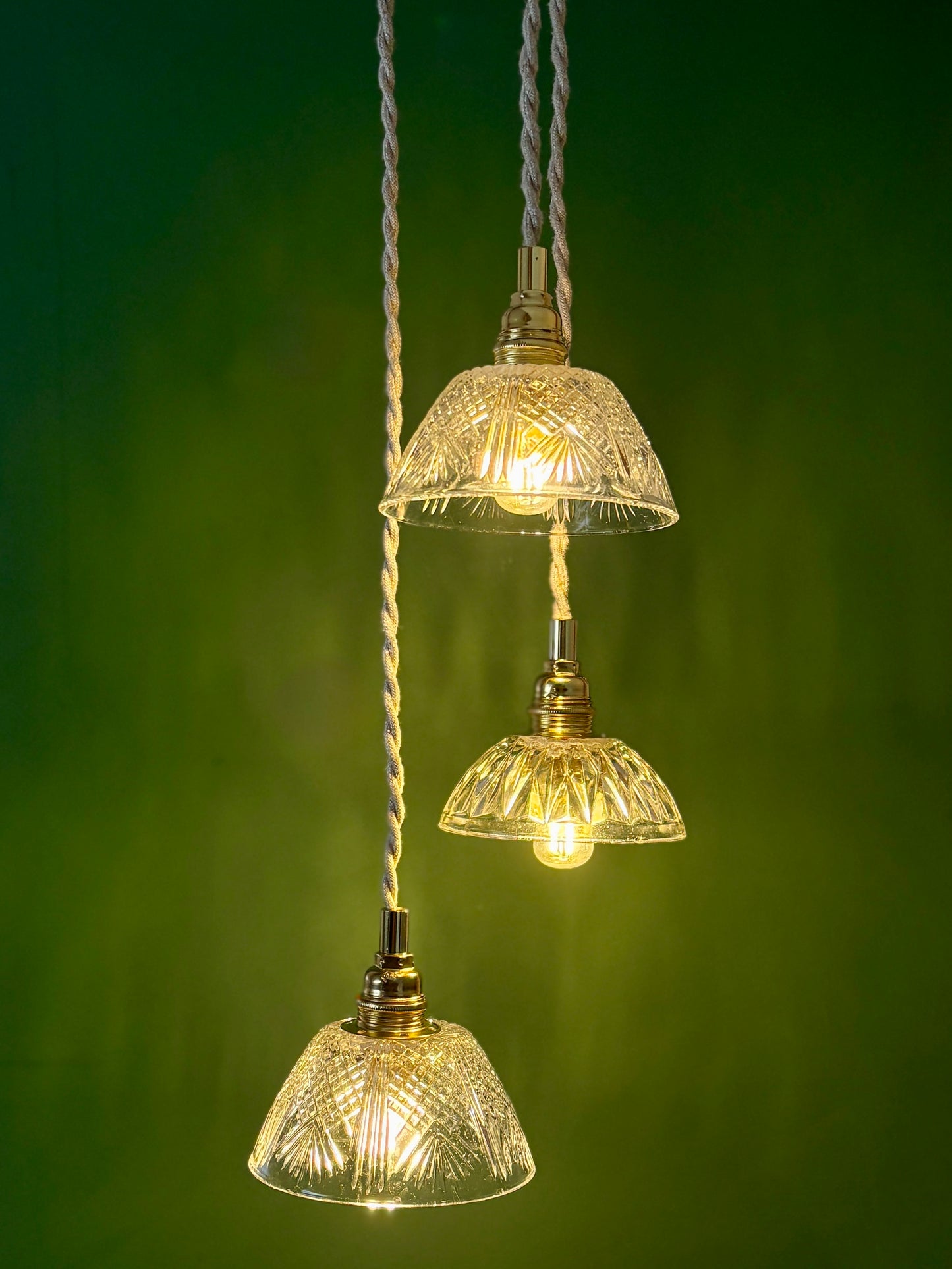 Suspension triple abat-jour vintage en verre ciselé - collection vaisselle